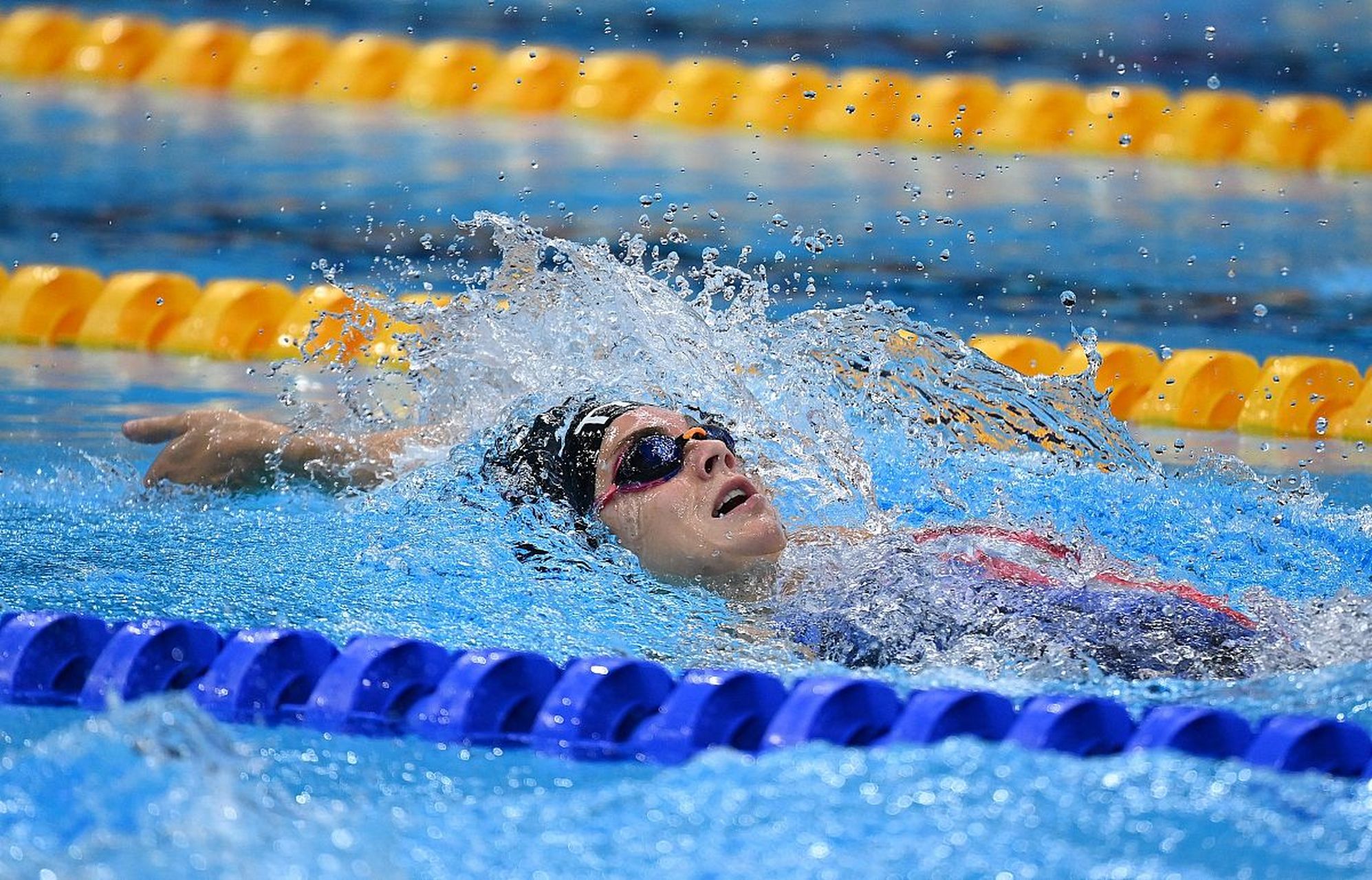 仰泳,初学者的轻松之选!掌握平衡,手臂与腿部动作是关键