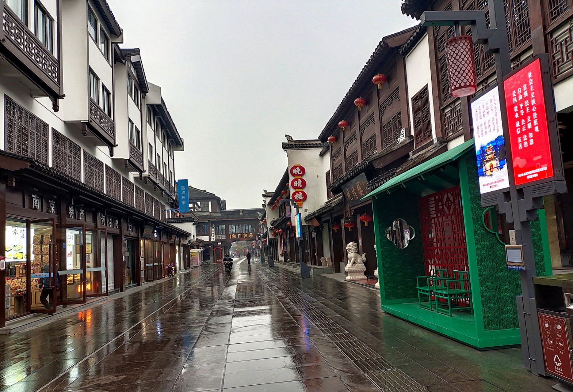 清河坊,这个自古便是杭州繁华地段的历史文化街区,承载着深厚的文