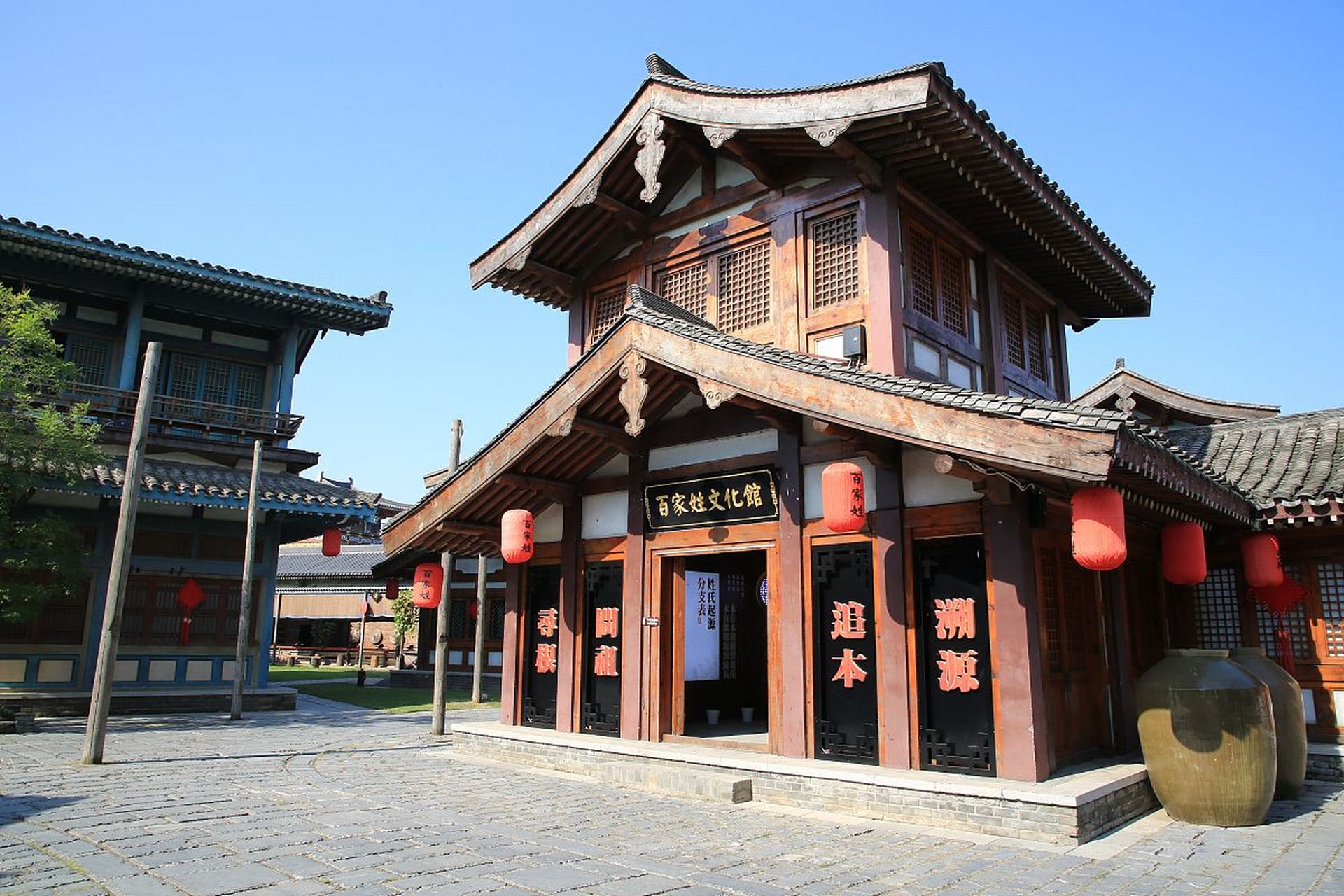 位于浙江省宁波市象山县的象山影视城,占地1176亩,以灵岩山为壮丽背景