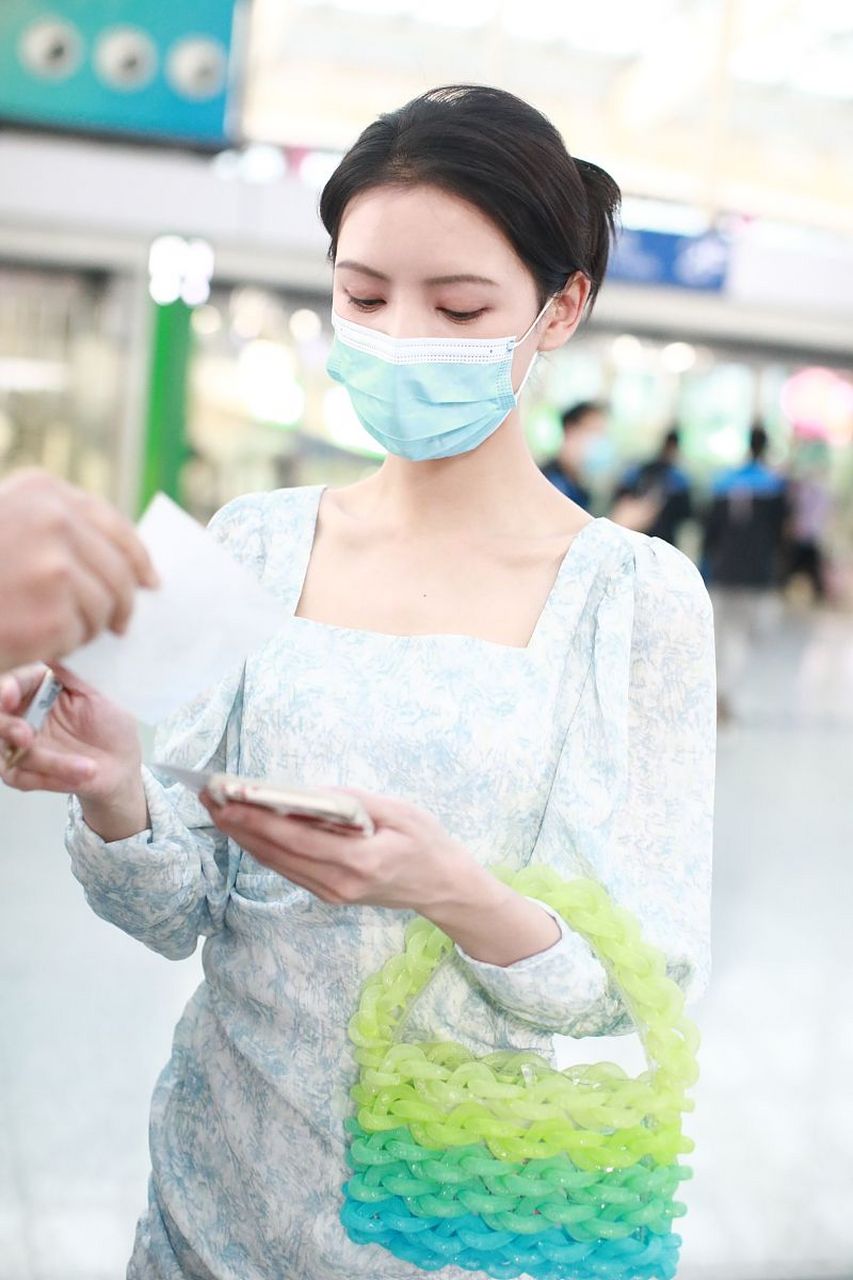 袁冰妍对张予曦说:"我感觉咱俩谁也不比谁好看,你怎么看?