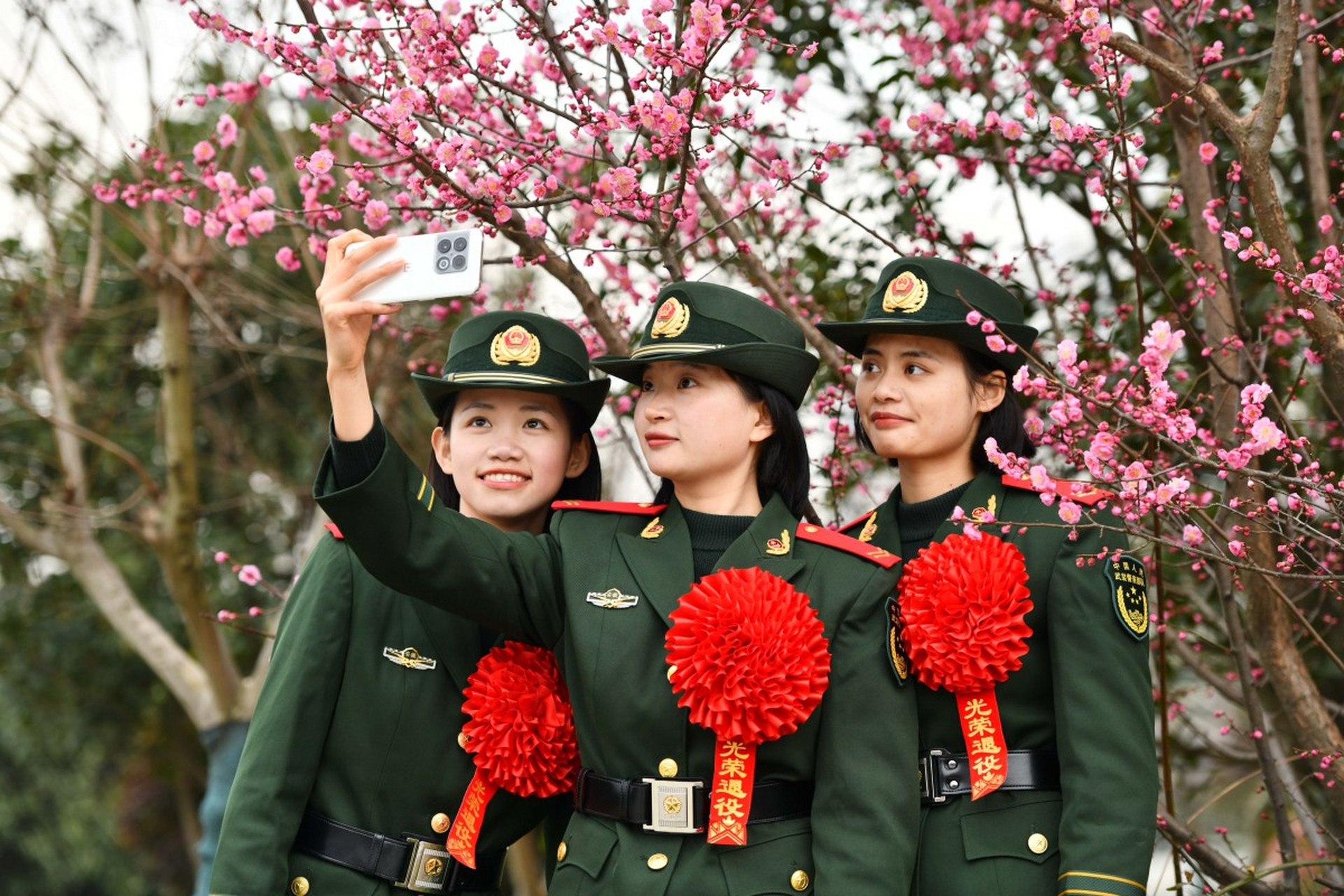 两位退役的女排队员,看着满满的回忆,退役结婚后,越来越漂亮了.