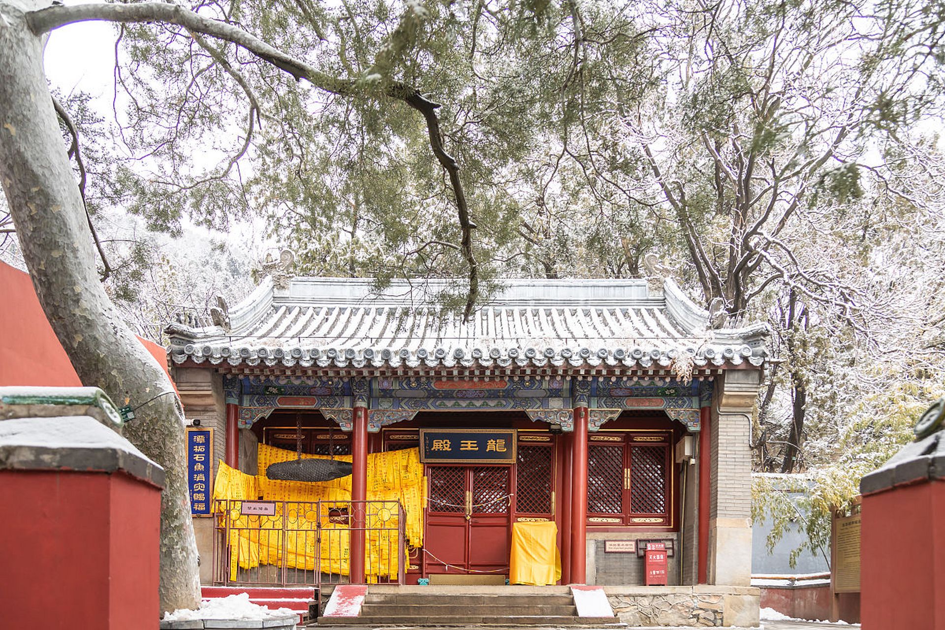 在繁华的北京城中,藏着一处千年古刹——潭柘寺.