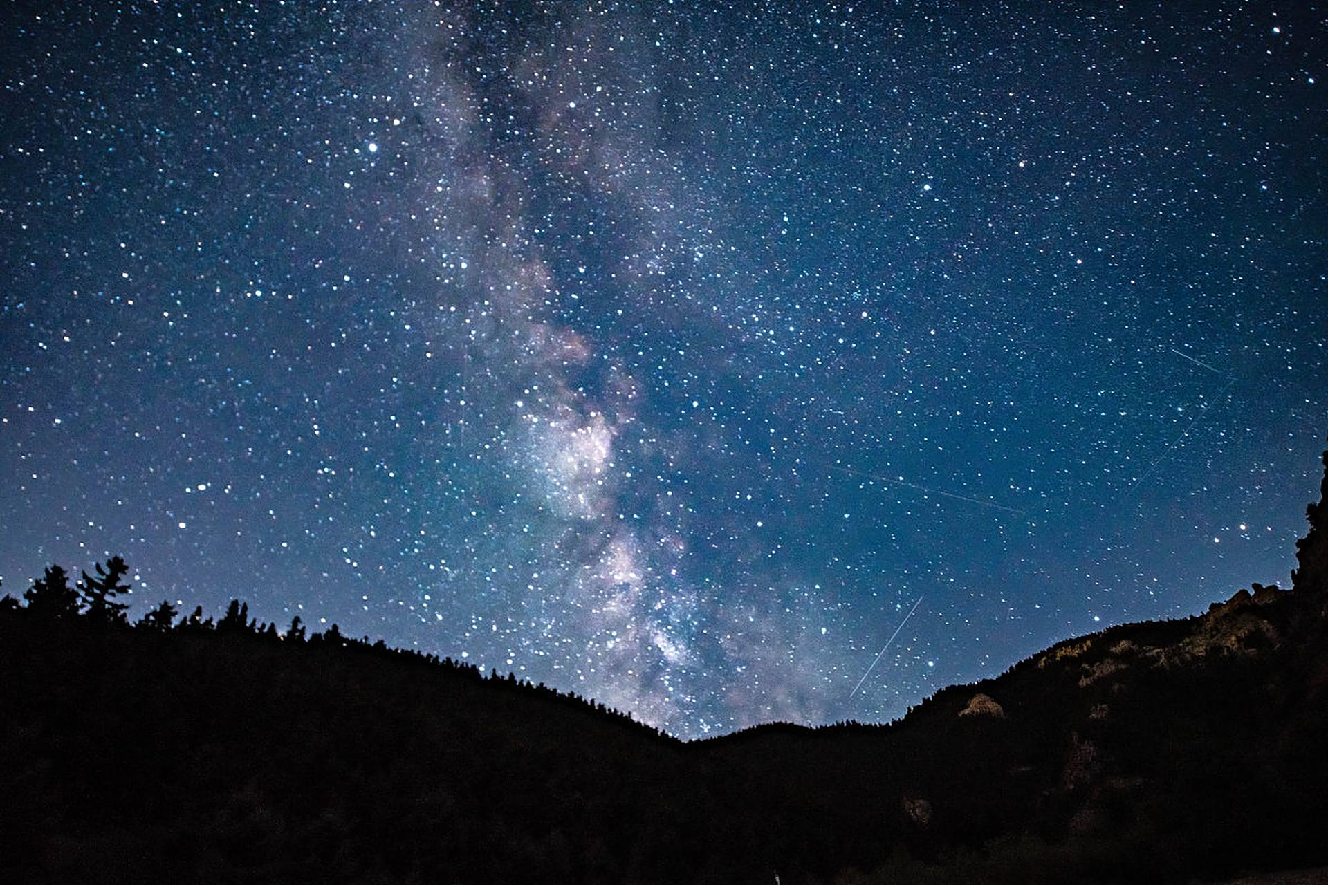 在漆黑的夜晚,我们看不到前方的路,但是我们可以看到星星.