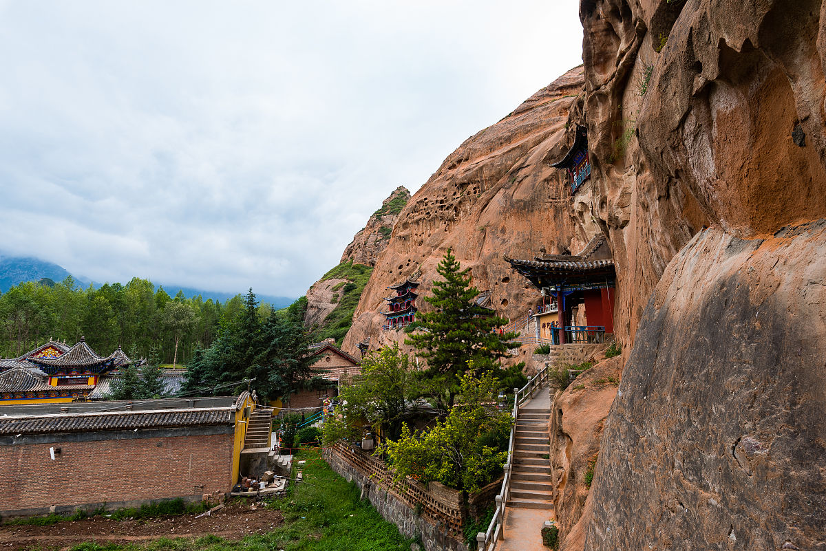 张掖马蹄寺石窟是集石窟艺术,祁连山风光和裕固族风情于﹣体的旅游
