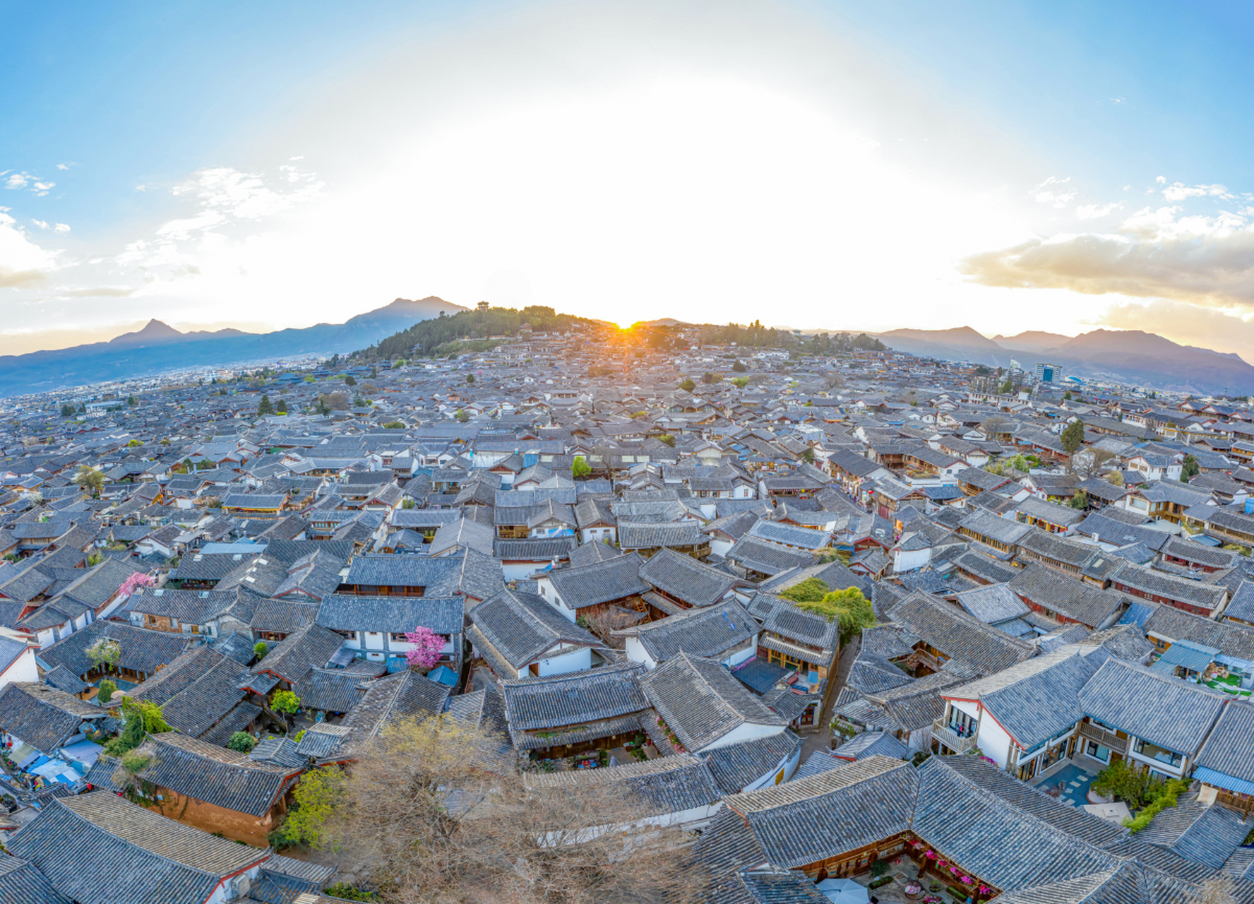丽江古城位于云南省丽江市古城区,又名大研镇,坐落在丽江坝中部,始建