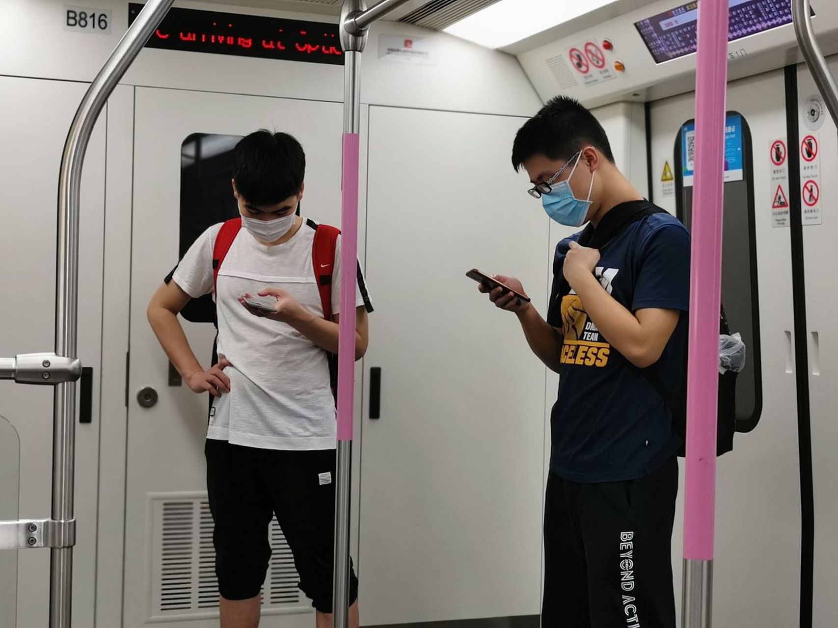 一个上班族在地铁上,正准备发呆放松一下,突然旁边的人手机铃声响起