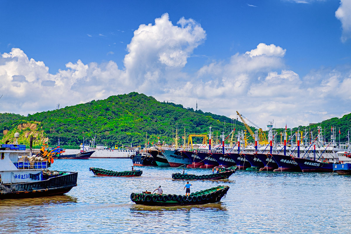 以下是一份舟山朱家尖的旅游攻略,包括景点,交通,住宿,美食等方面