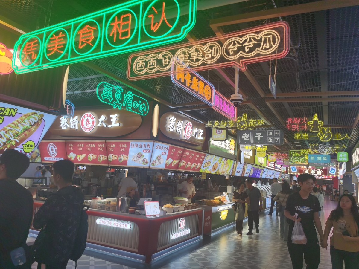 说起来合肥比较有名的小吃街,可以叫出名来的有很多:安农大官亭路
