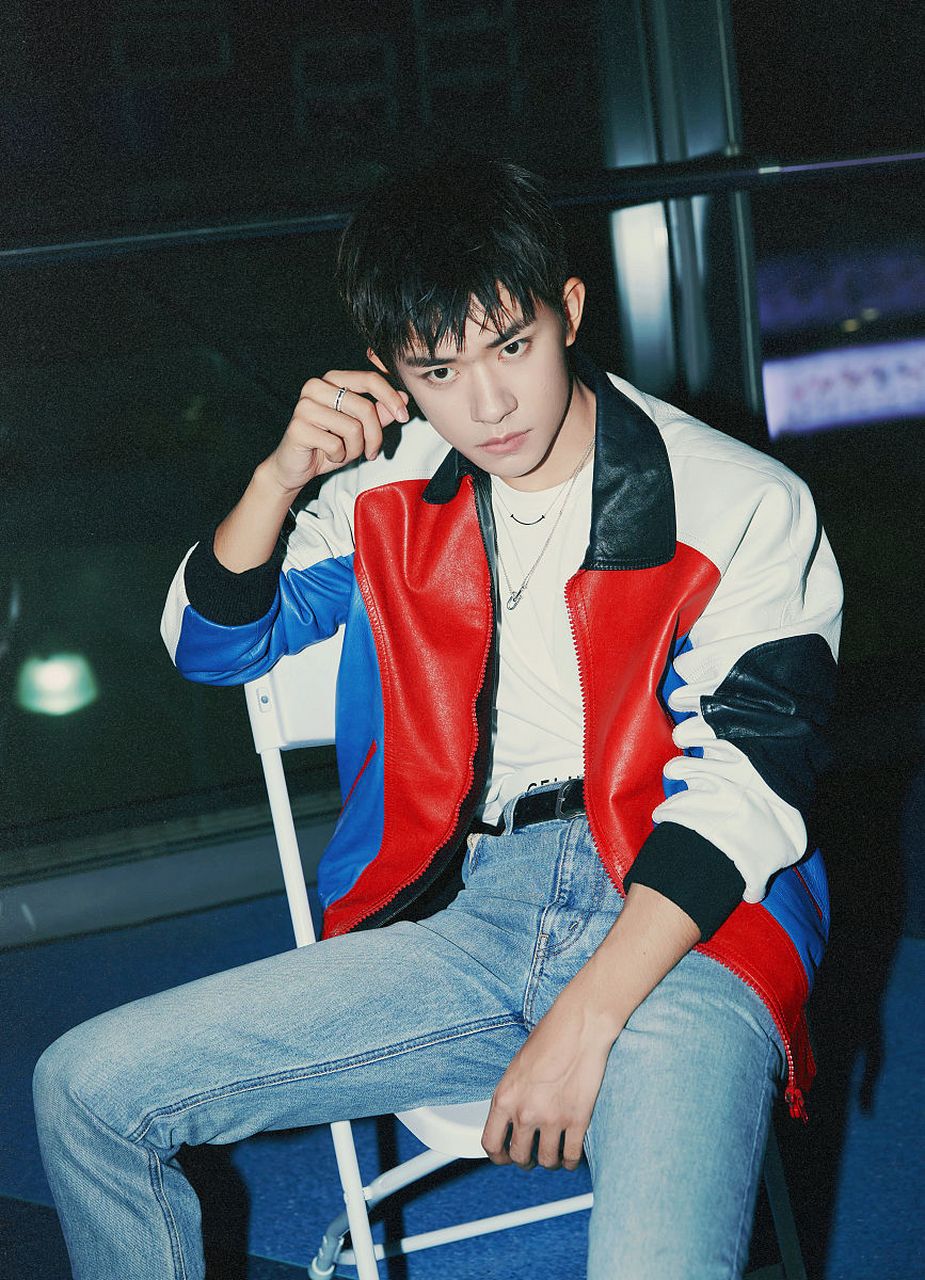 8月7日,23岁的男星易烊千玺,突然引发了热议,起因是他昨晚在演唱会中