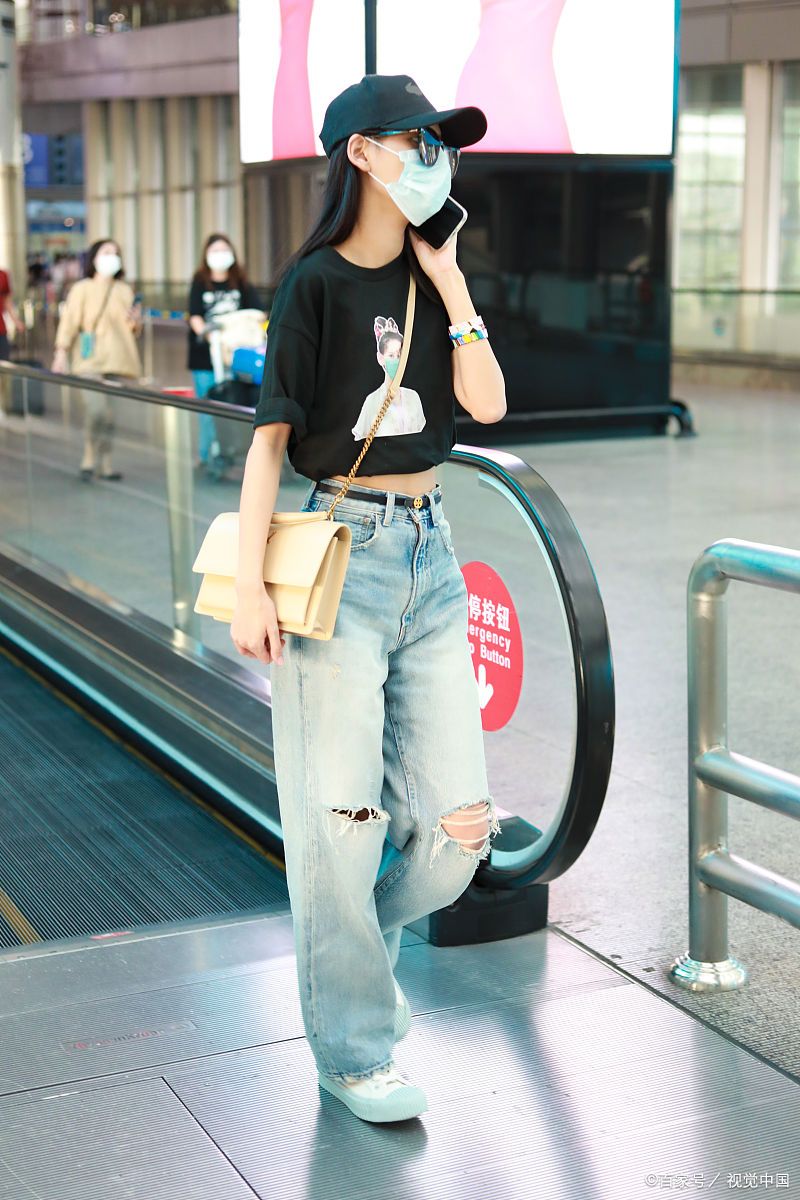 唐嫣五一假期公园骑单车,身穿白t牛仔裤,开心大笑好有感染力