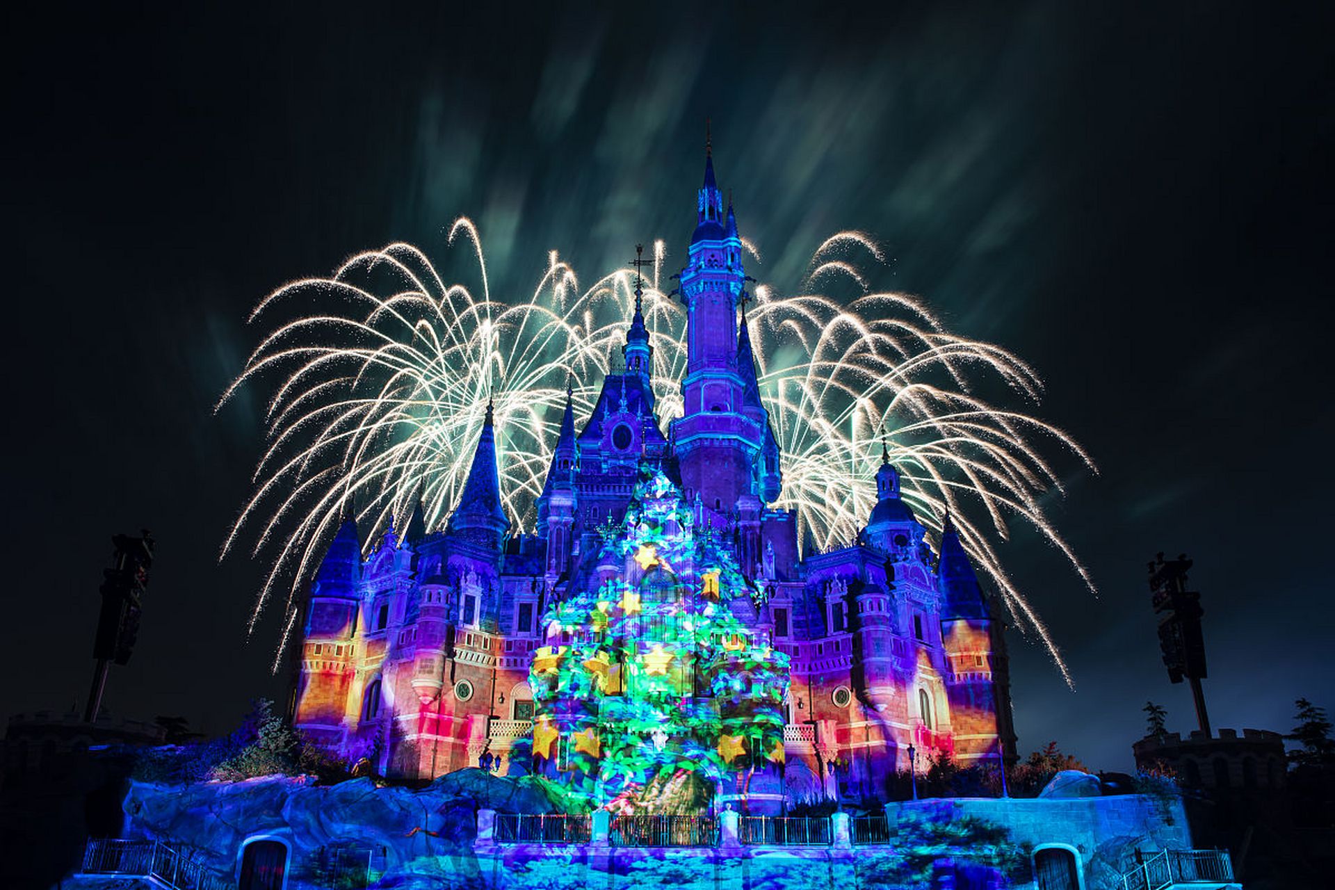 在上海迪士尼乐园,烟花不仅仅是一种视觉盛宴,更是一场情感的共鸣