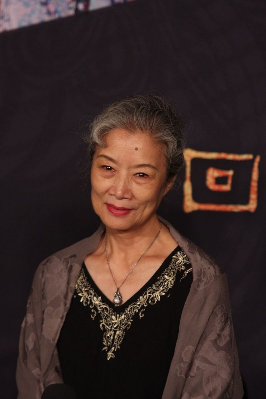 演员吕中:23岁嫁同学,今儿子儿媳是她的骄傲,女儿是国人的骄傲