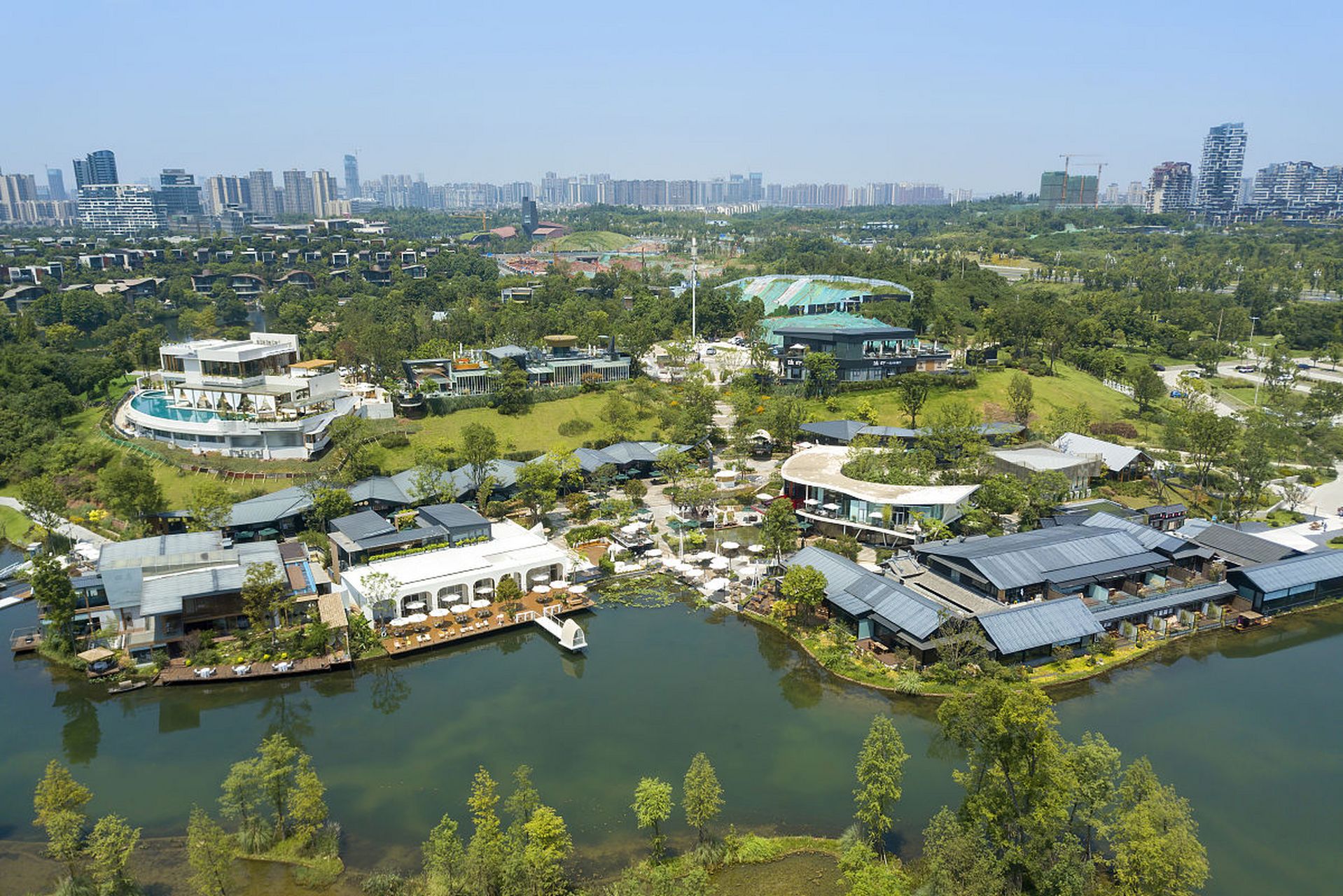 一提到麓湖水城,你是不是就想到了那片碧波荡漾的湖面和周围绿意盎然