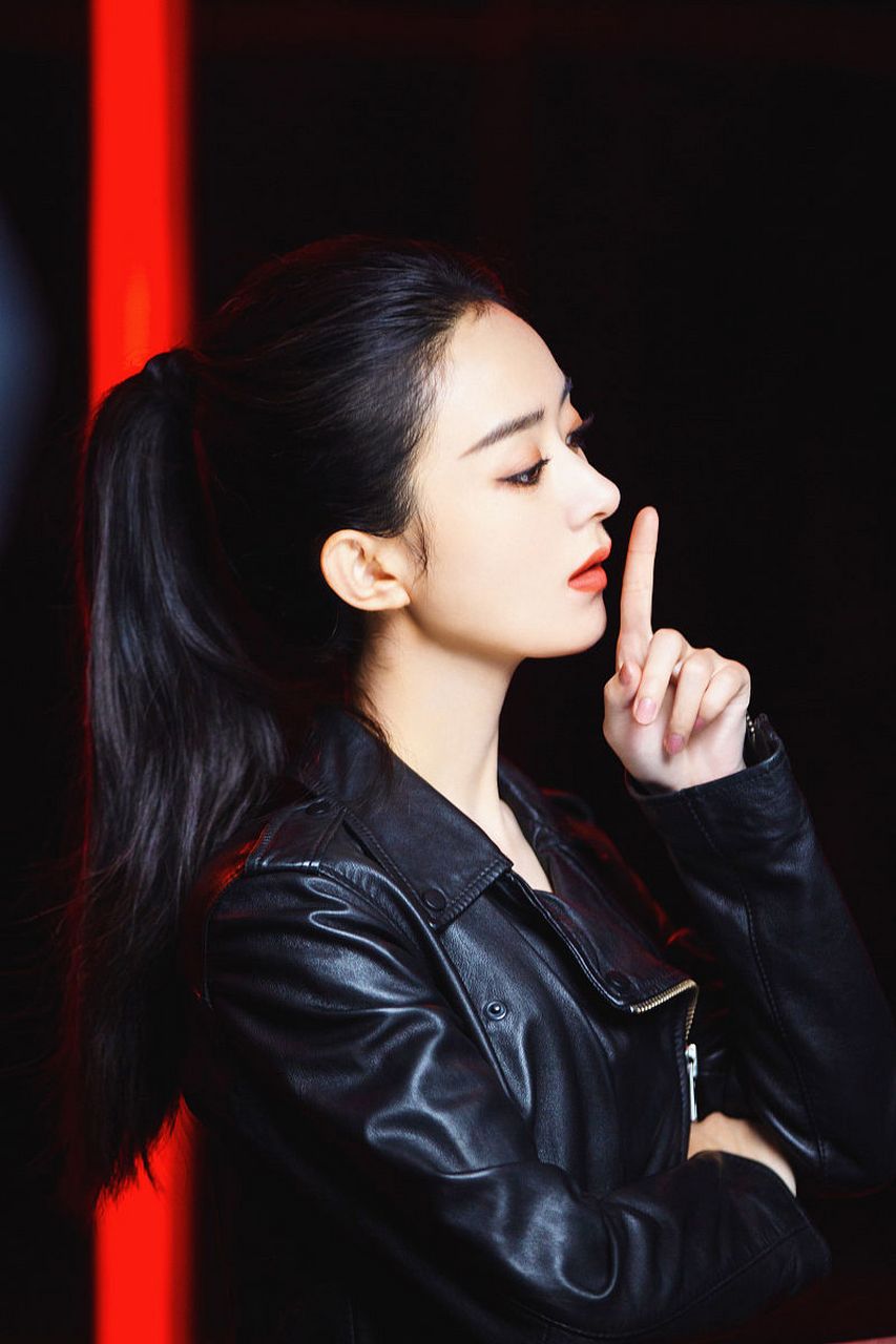 赵丽颖这个侧颜,绝了,高挺的鼻子,让五官看起来特别立体,并且这种直鼻