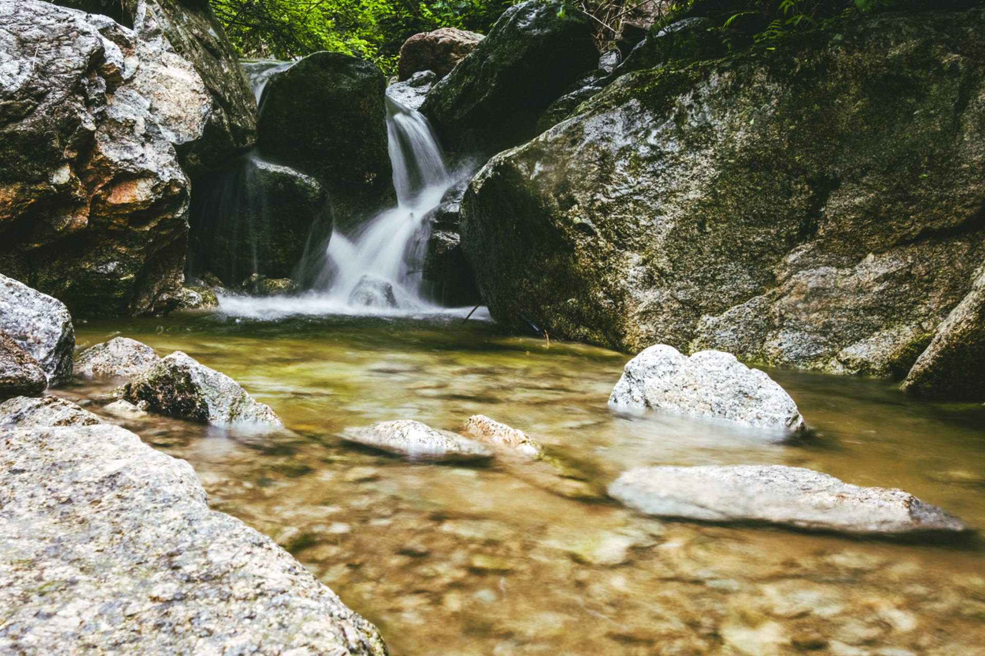 秦岭江山风景区藏着惊艳的自然景观:海石芽地质构造,溶洞奇观和心跳