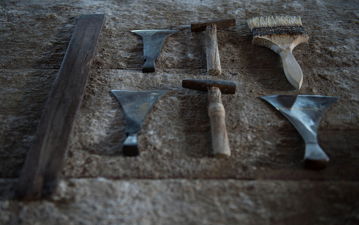 你想啊,铁匠打铁,那火花四