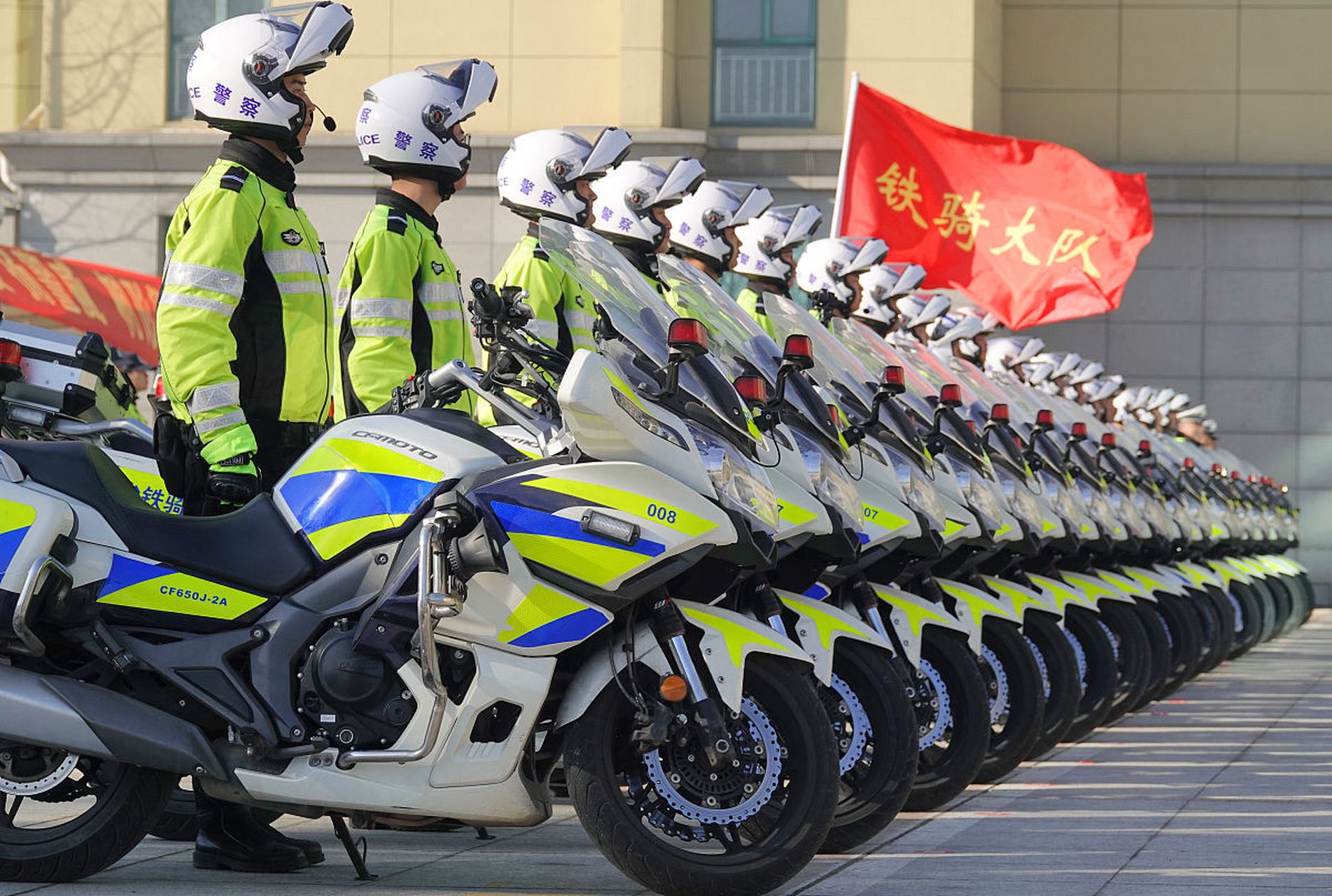 在讨论网红骑摩托车涉嫌冲卡,被拦截意外摔倒事件,有网友上纲上线的对