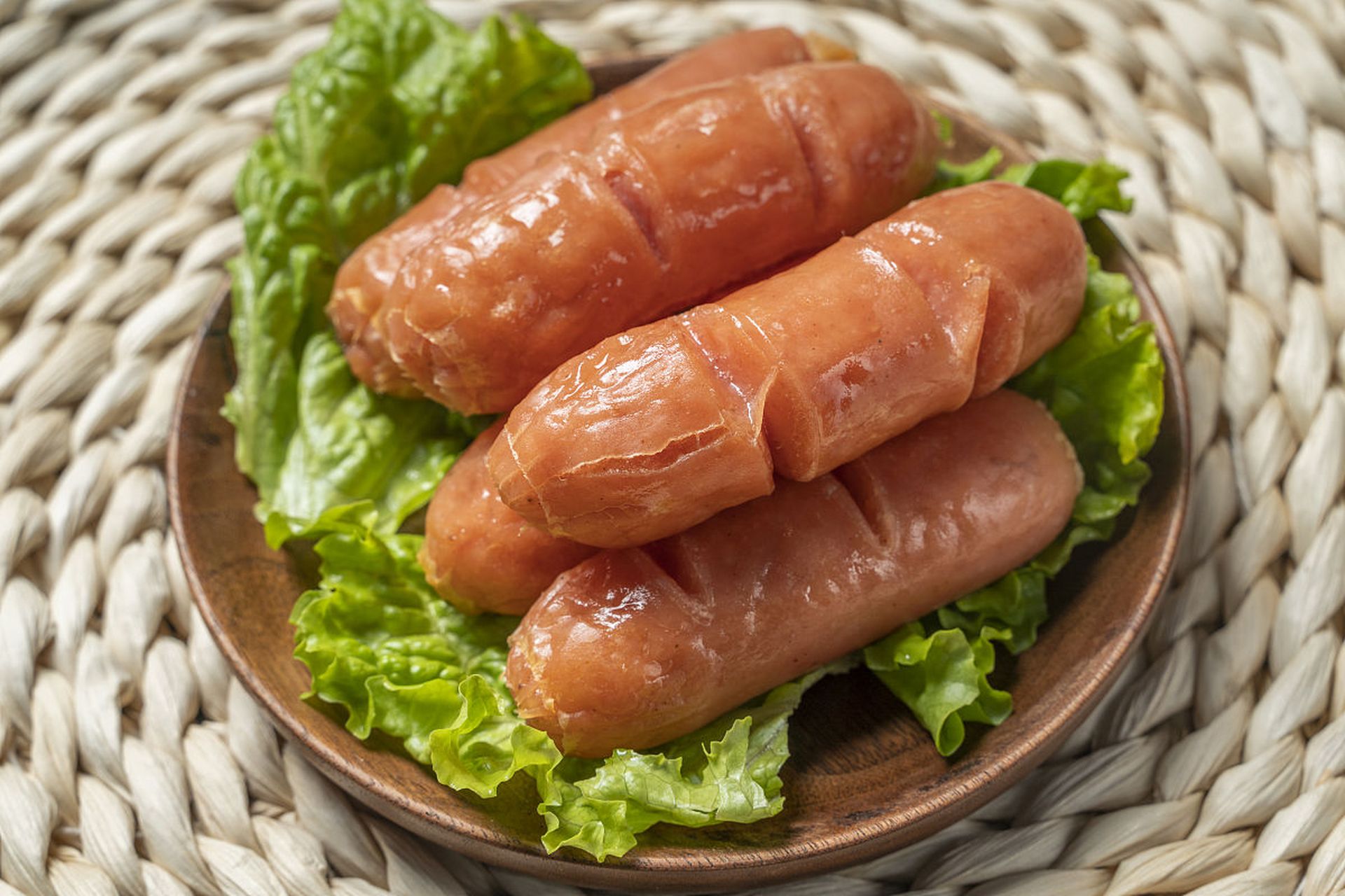 一般来说,摆摊卖油炸淀粉肠的利润空间还是相当可观的.