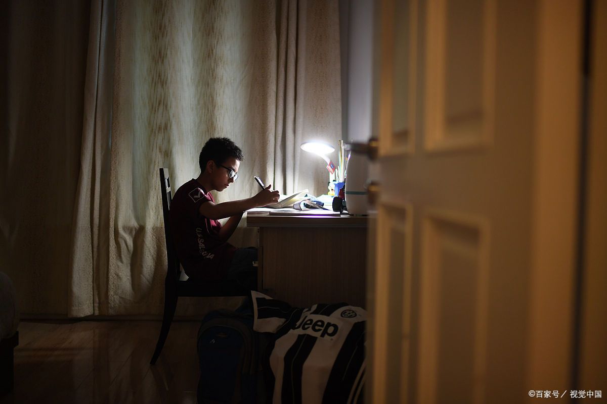 每天在校时间接近12小时,回家后继续作业至深夜11点左右,每日累计学习