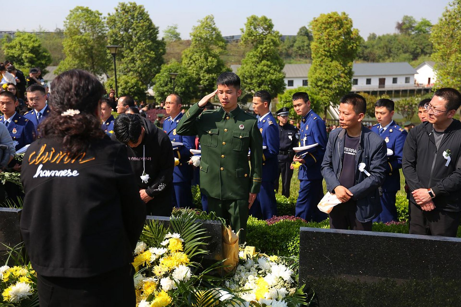 抗洪烈士周昆训魂归故里# 抗洪烈士周昆训魂归故里,这是一个令人托哪