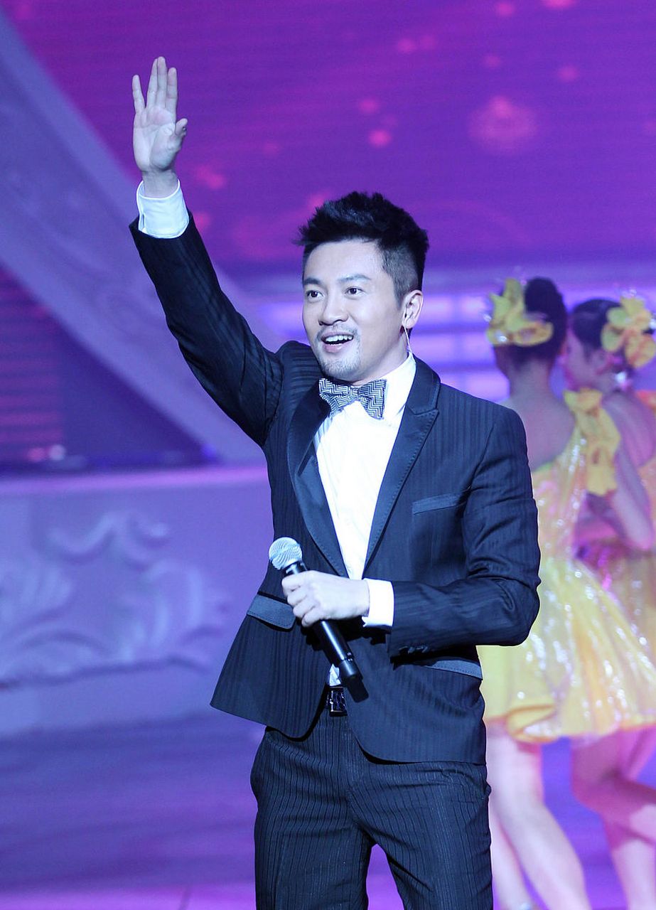 照片中,尼格买提坐在地上表情很痛苦,眼睛下面看似割破了,半边脸都