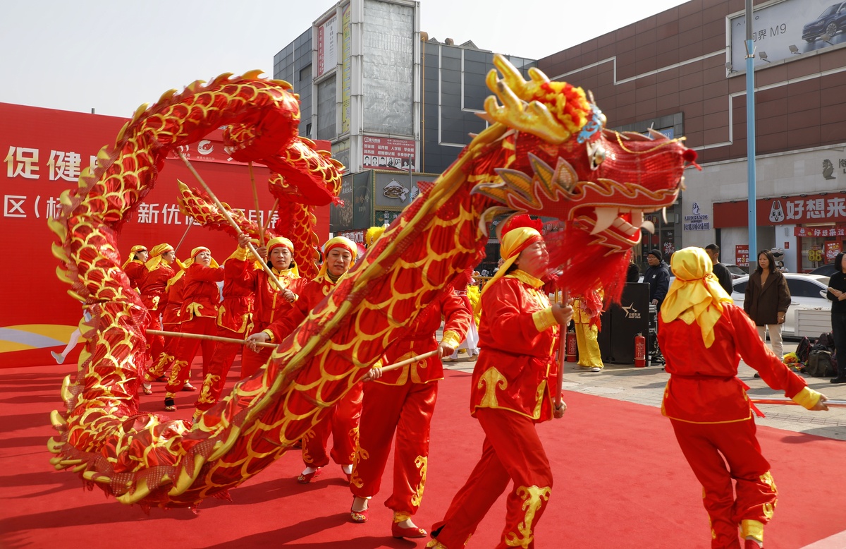 年俗闹新春#"闹新春"是中国春节期间常见的庆祝活动,通常指通过各种