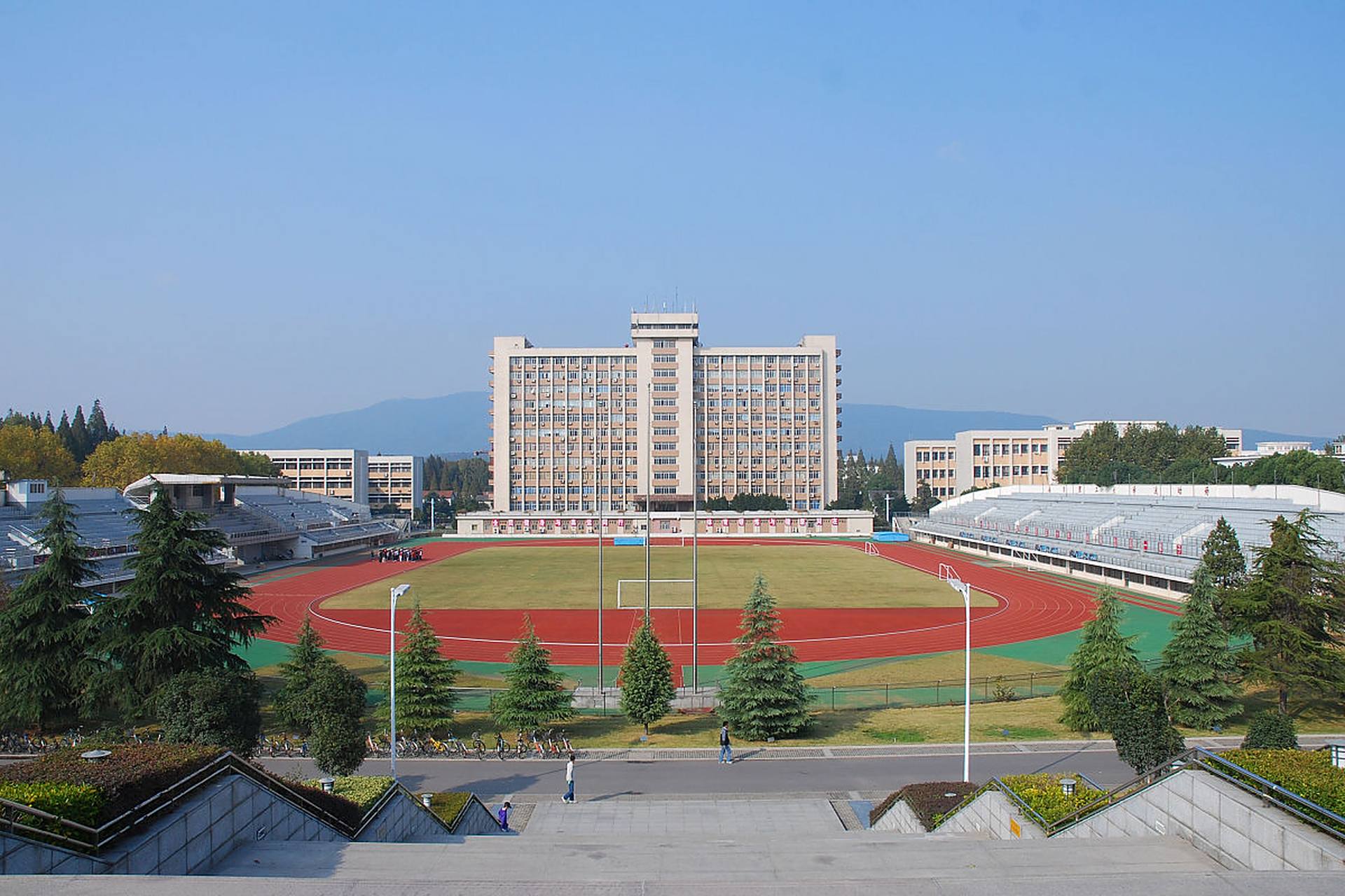 学科专业:江西理工大学设有11个学院,涵盖了工学,理学,文学,经济学