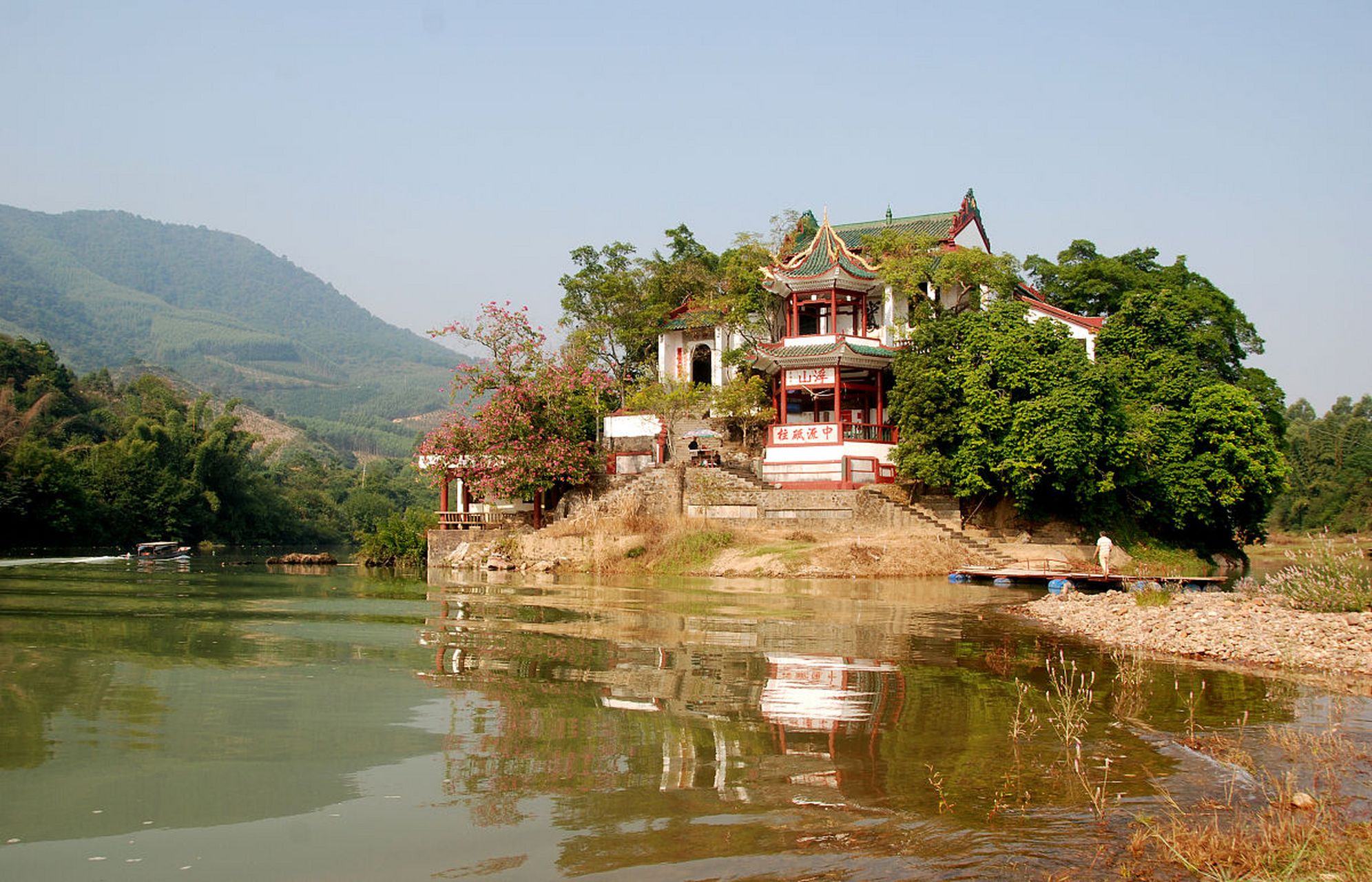 合山风景名胜区位于阳江市东北部,以其壮观的山水风光而著称.