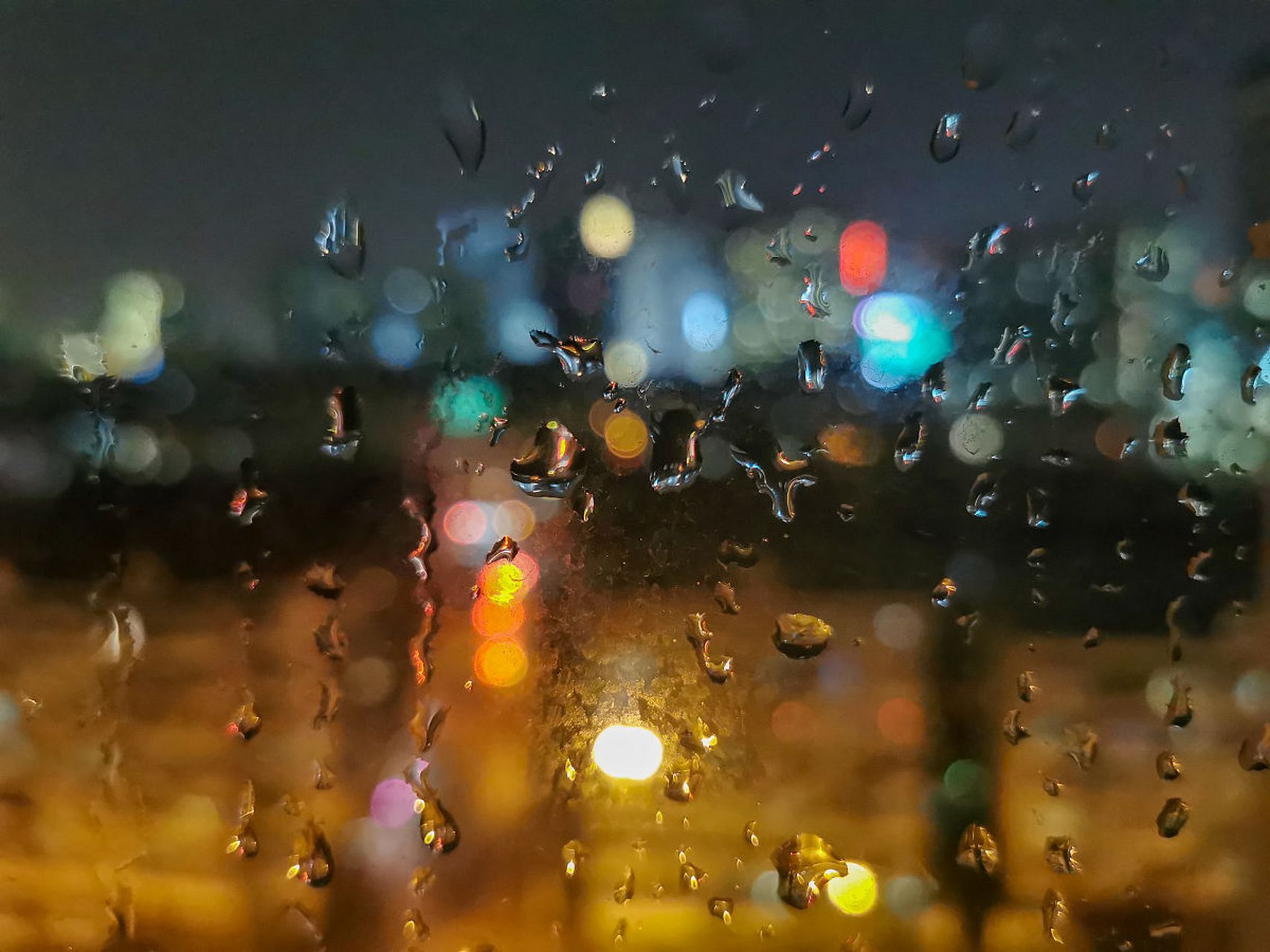 夜雨轻轻落,静谧的夜晚, 窗外的世界,被水珠包围.