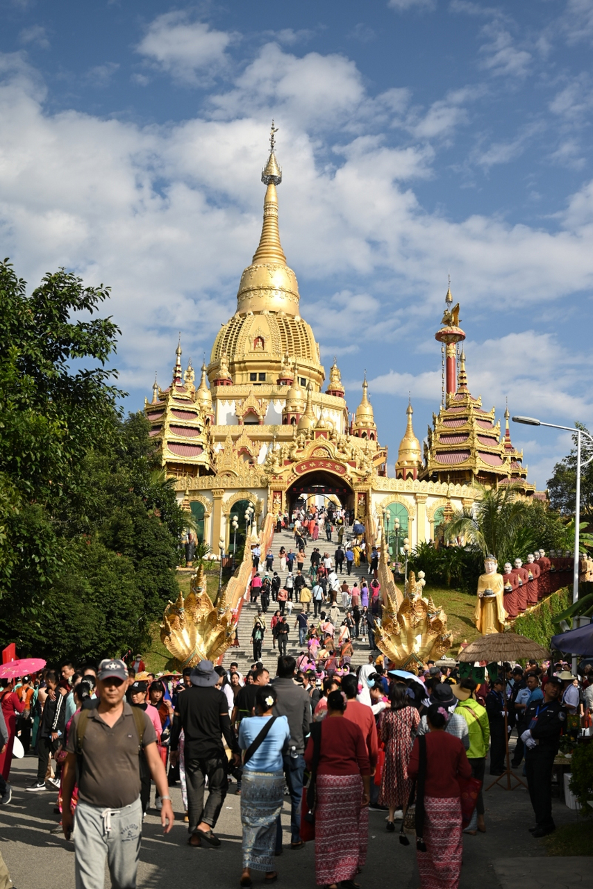 芒市银塔:光影交织中的纯净信仰  在芒市的天际线上,银塔如一朵洁白的