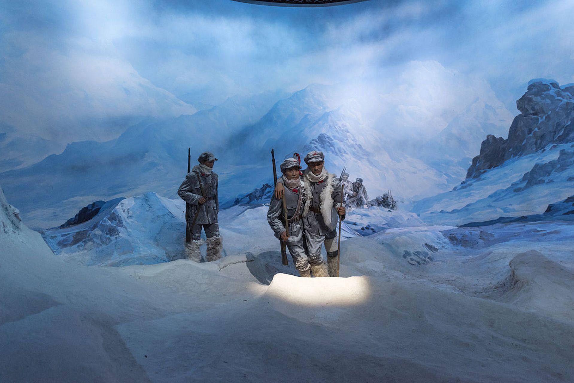 在红军长征翻阅大雪山的途中,有个红军战士穿着单薄的旧衣服被冻死