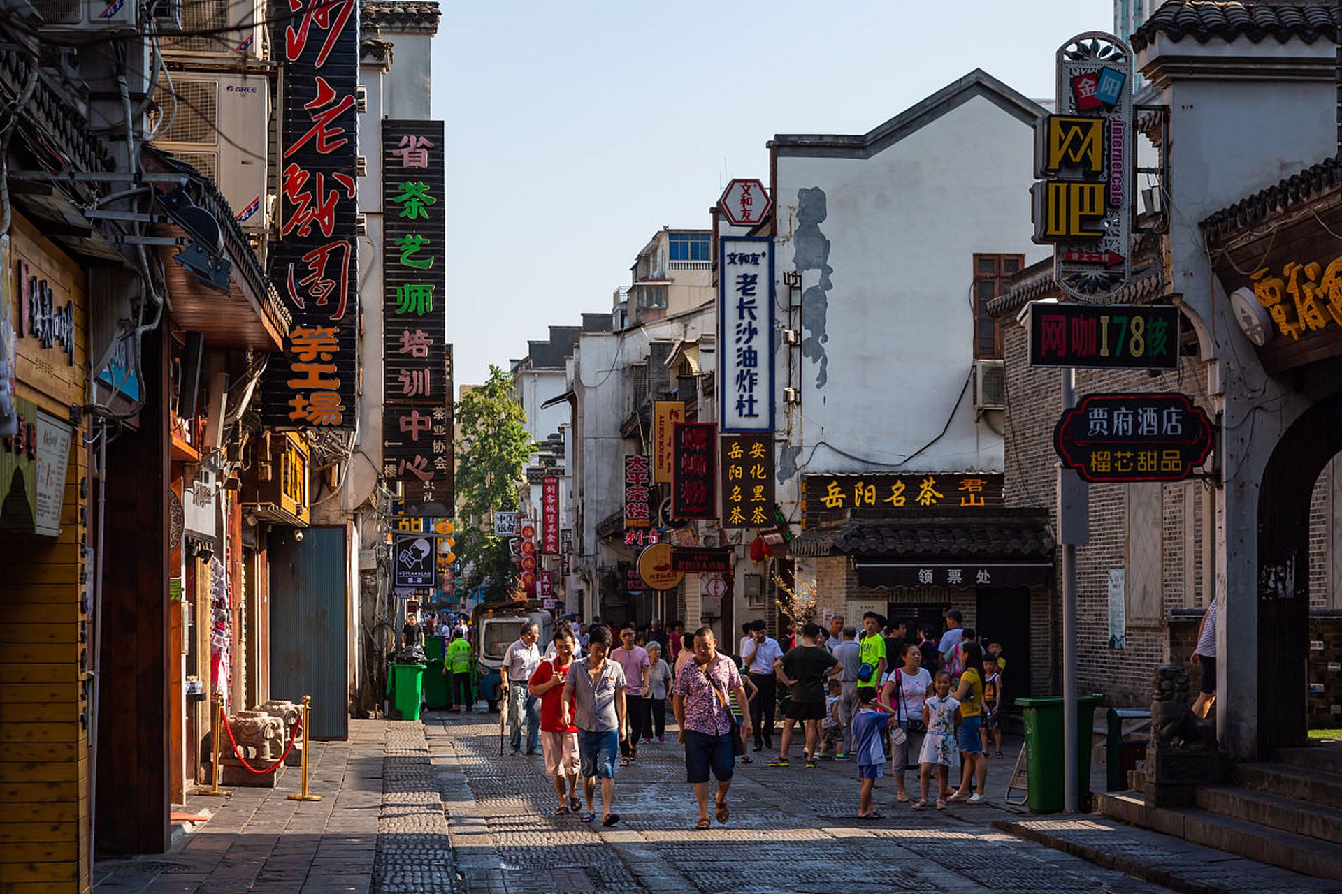 如今,太平街焕发出勃勃生机,商铺林立,游人如织.