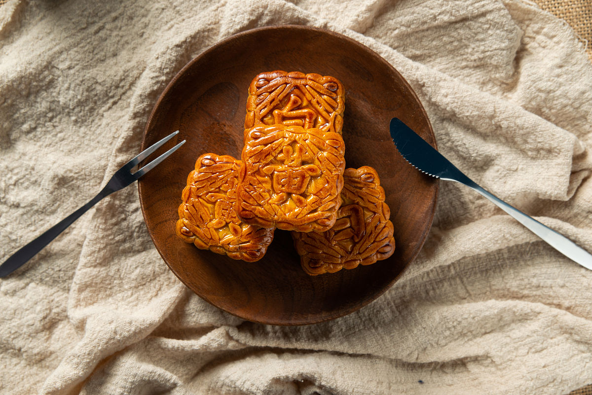 这些客户表示,他们收到的月饼已经过期九年了,甚至有客户的太奶奶都