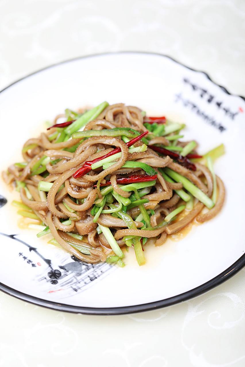 今天闲来无事,我和朋友去了一家新开的餐厅,名叫"肚丝乱蒜".