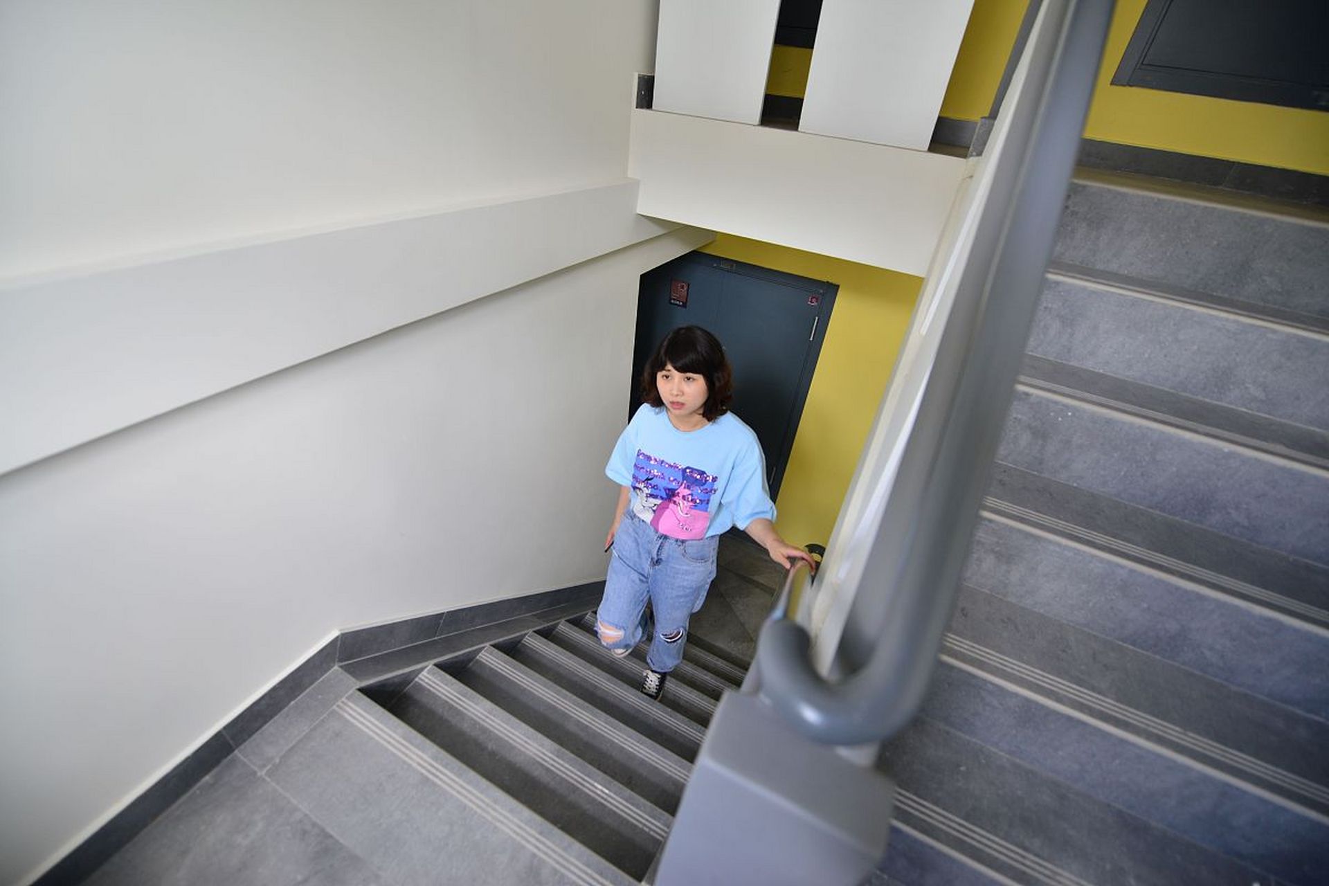 9岁女孩凌晨赤脚睡楼梯间,被发现后竟称是梦游还是另有原因?