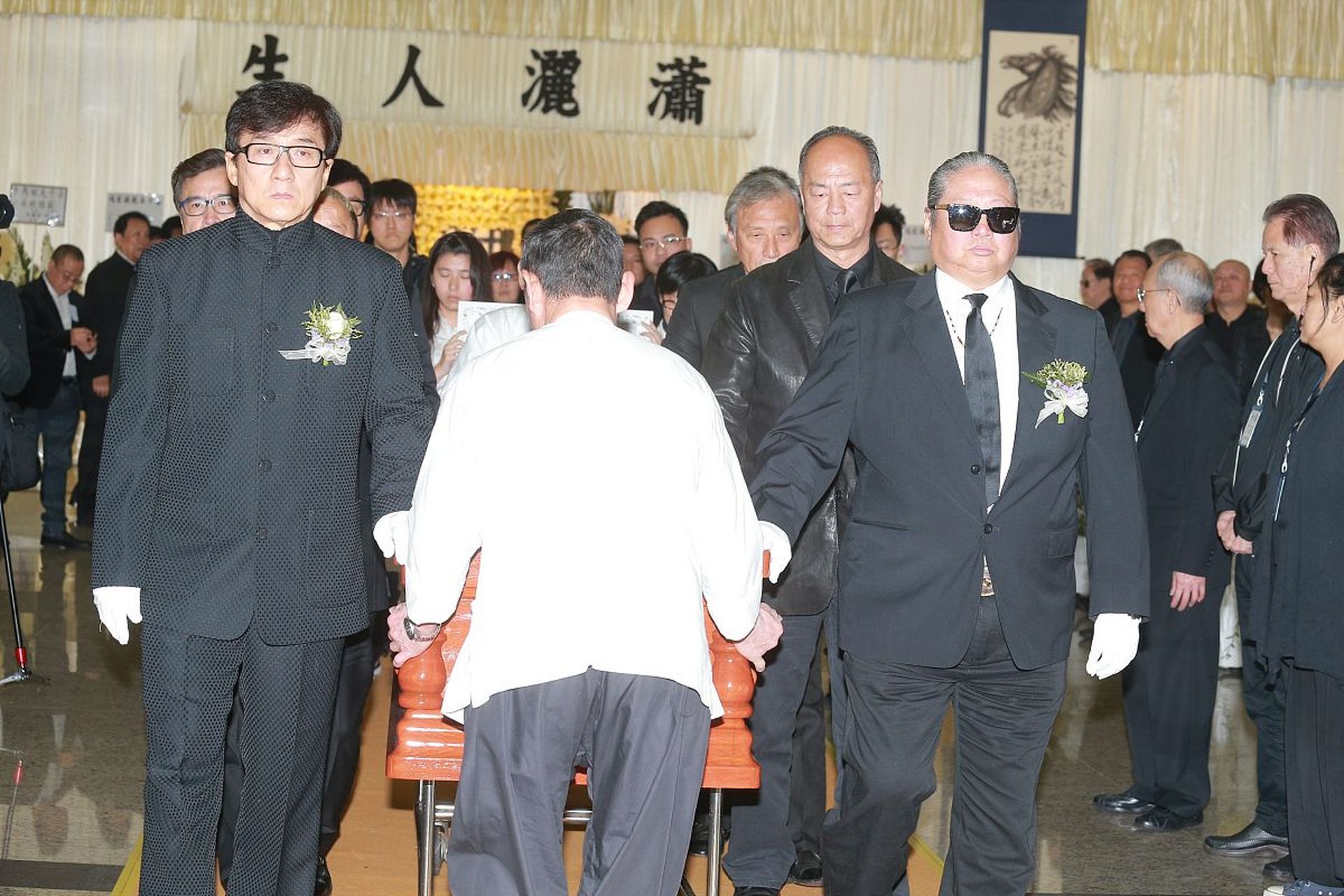 林正英因病去世,成龙,午马等10余人为他扶灵,洪金宝却在葬礼上戴着