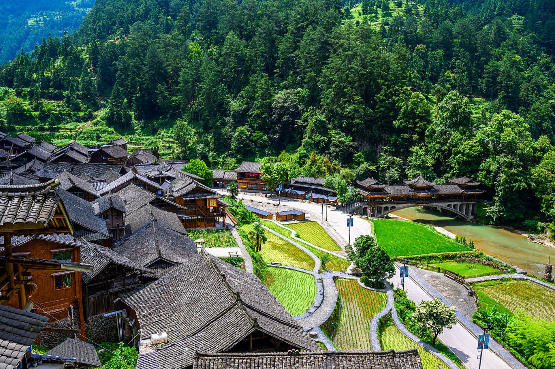 郎德上寨,属贵州省黔东南苗族侗族自治州雷山县,是一个有百户人家的