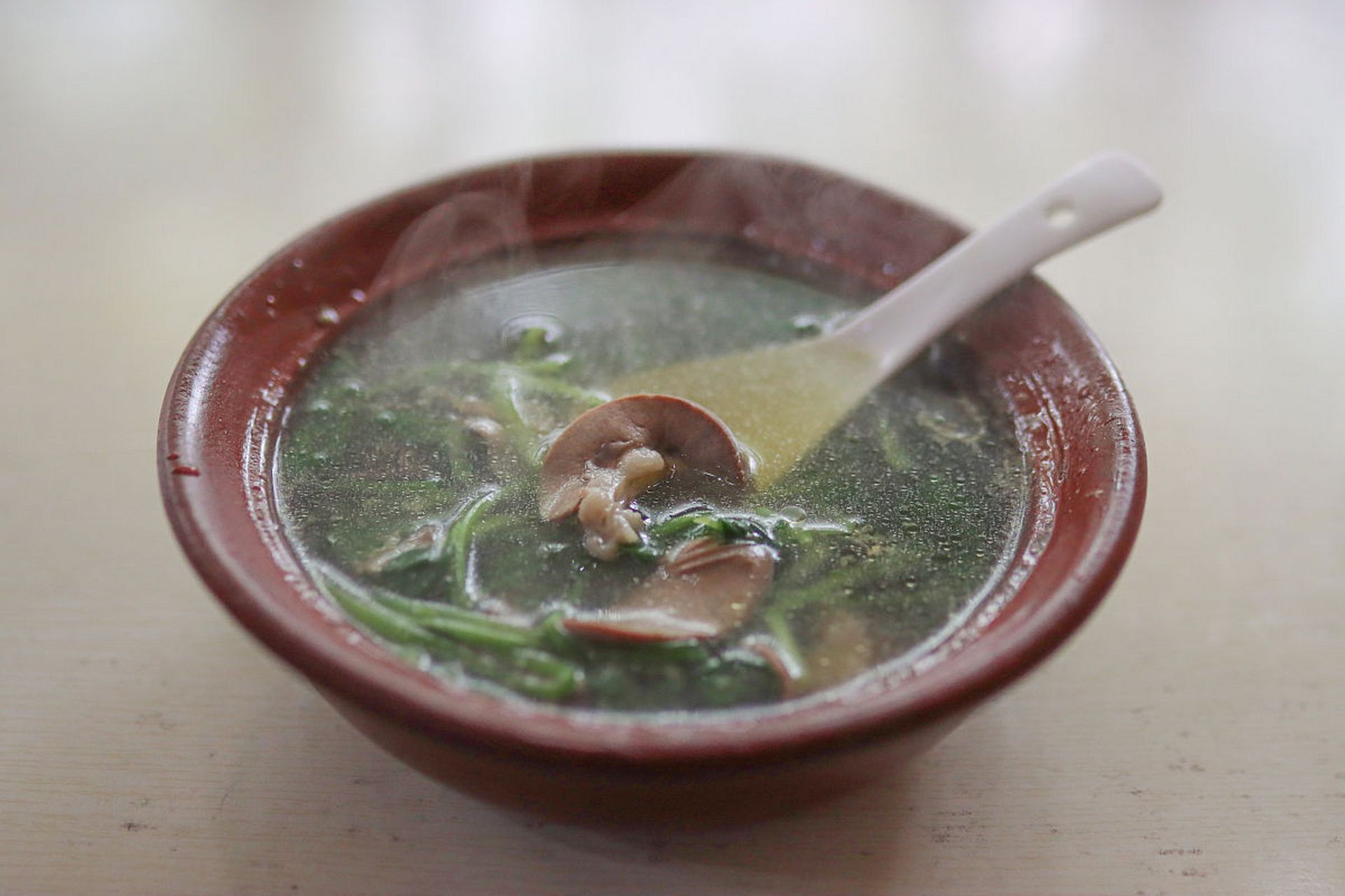 菠菜猪肝汤是一道营养丰富的家常汤品,口感鲜美,适合各个年龄段的人群