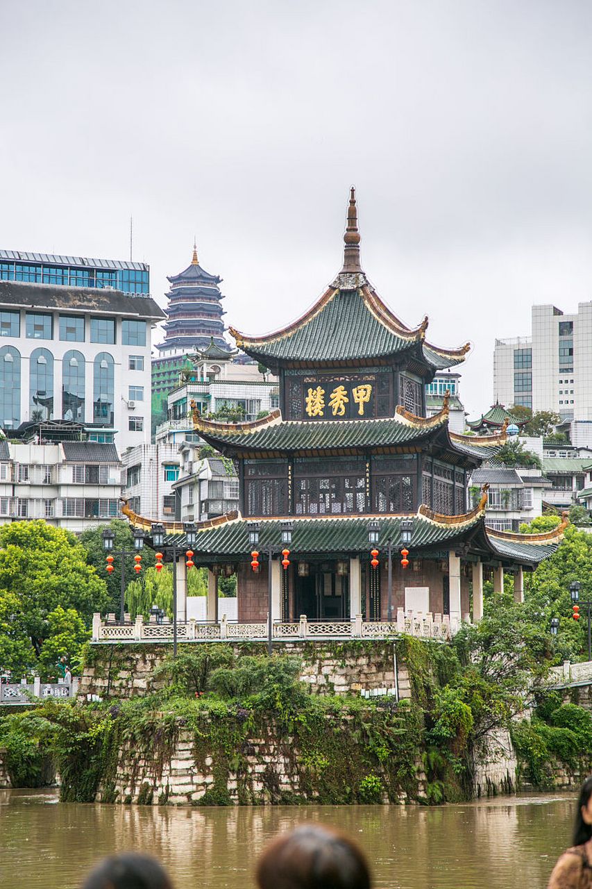 贵州贵阳甲秀楼景区人员坚持清场下班拒绝游客避雨  甲秀楼很美,雨中