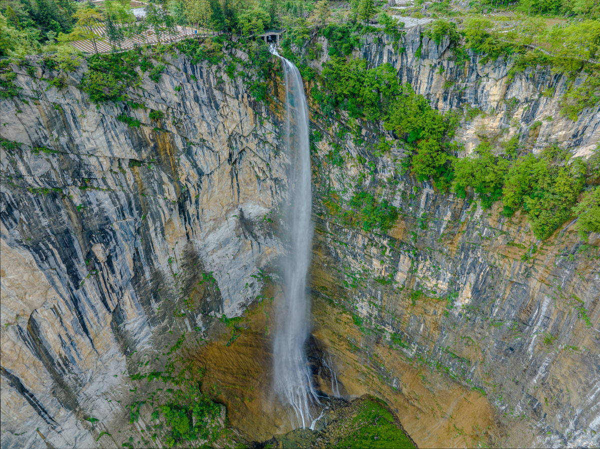 马尿水瀑布,水流飞溅在峡谷的乱石上,水雾翻飞,如同仙境!