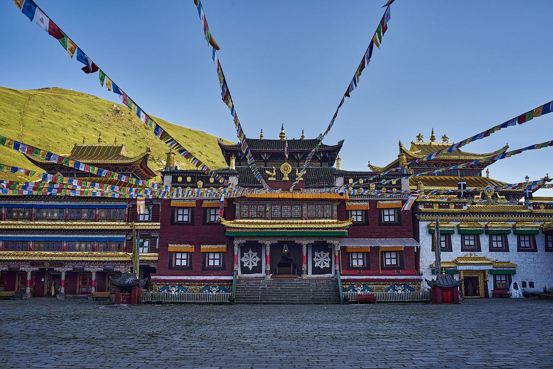 塔公寺位于甘孜州,是萨迦派(花教)的一个重要寺庙,拥有千年的历史.