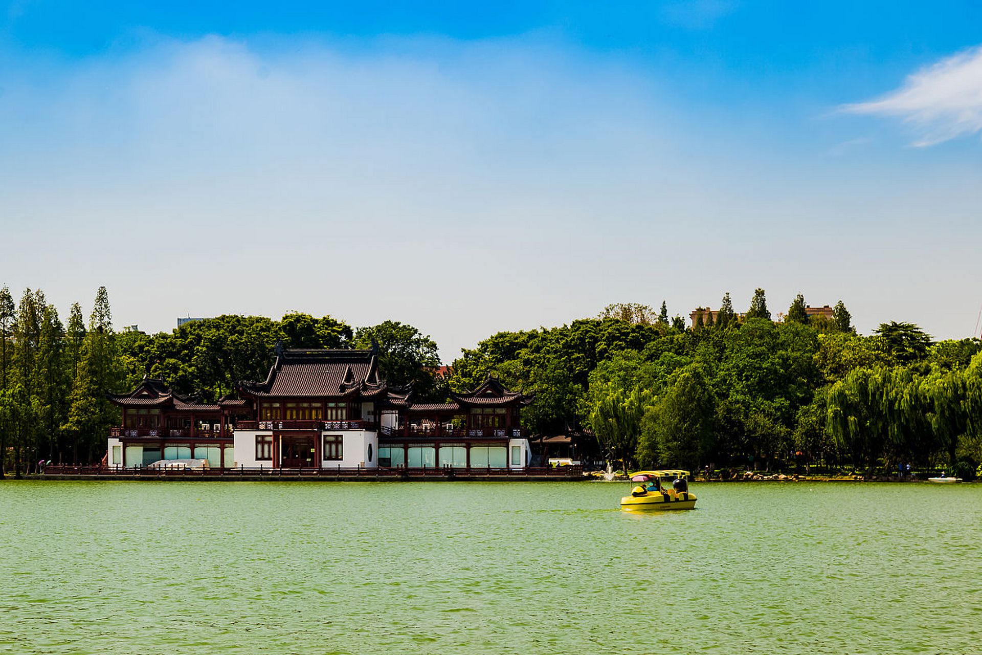 明朝时期,人们在湖岸上建造了亭台楼阁,让这里热闹非凡.