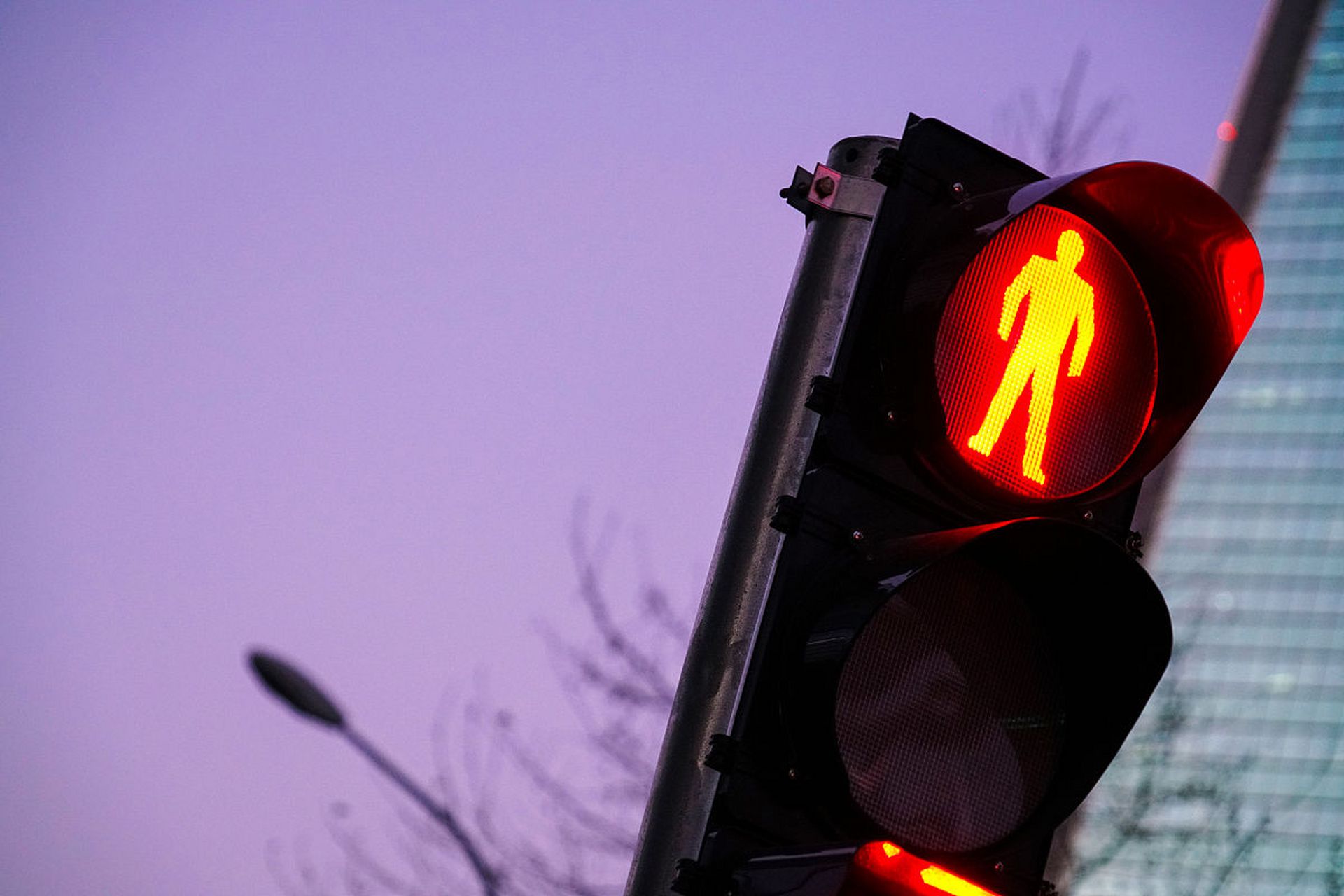 红绿灯是路面上常见的交通信号灯,由红,黄,绿三个灯组成.