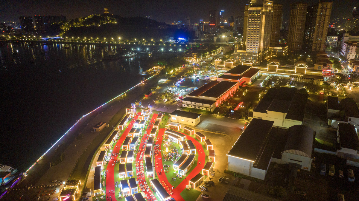 汕头夜景晚上比较好玩的地方有什么 #城市大玩家# 汕头夜景,星光璀璨