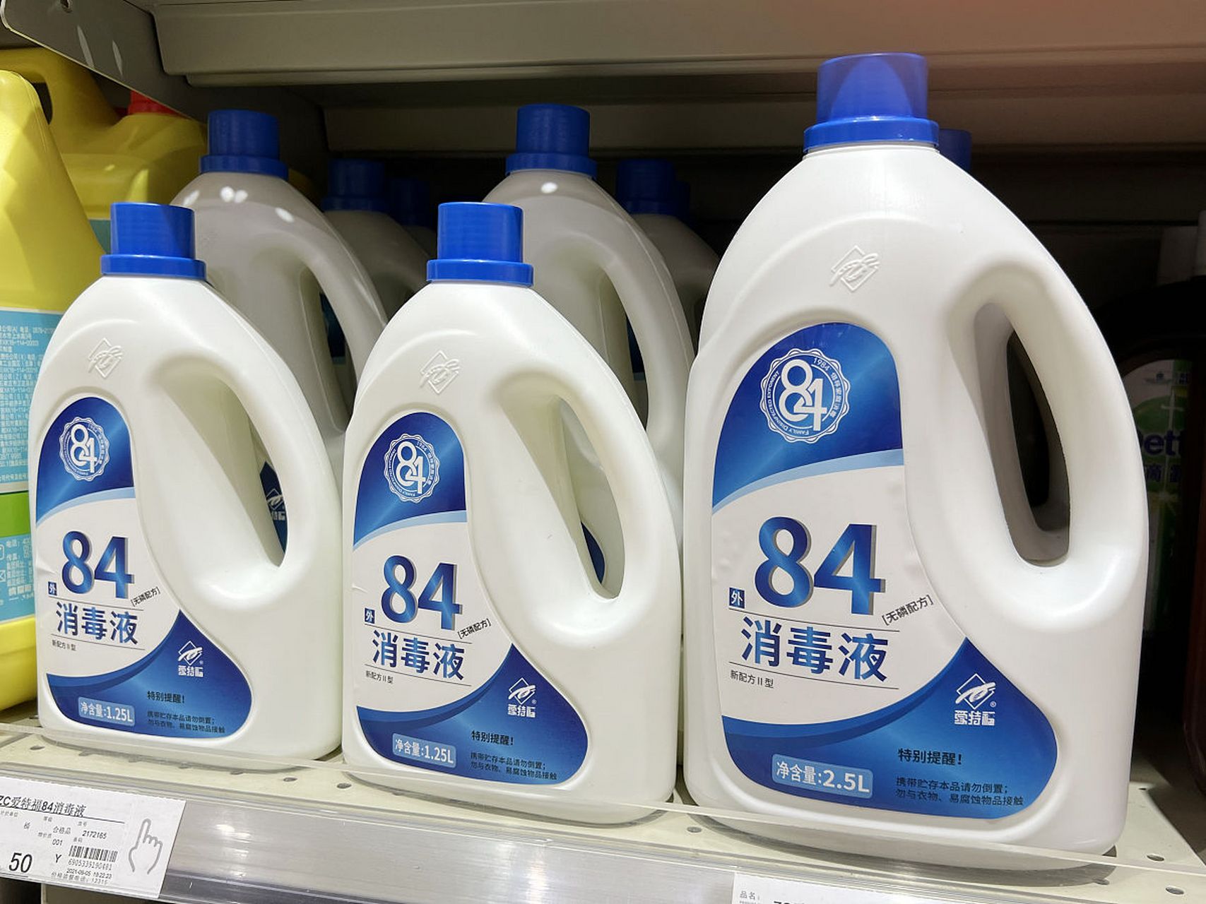 使用84消毒液清洗内裤时,需要注意以下几点:首先,根据内裤的材质和