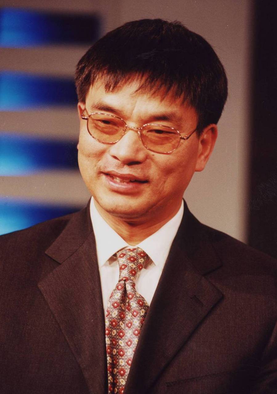 2013年,身价400亿的"饲料大王"刘永好因为身体原因,不得不交出新希望