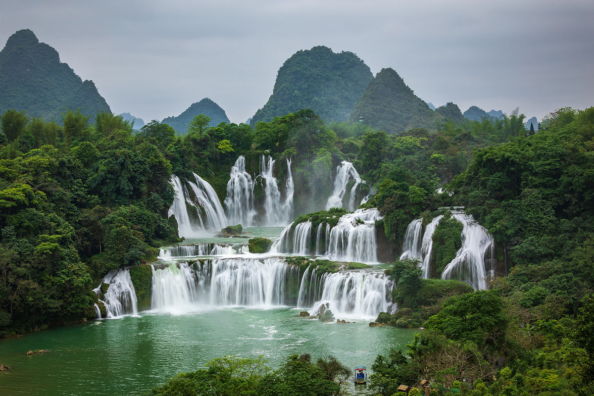 的广西与越南的交界处,有一处令人惊叹的自然景观——德天跨国大瀑布