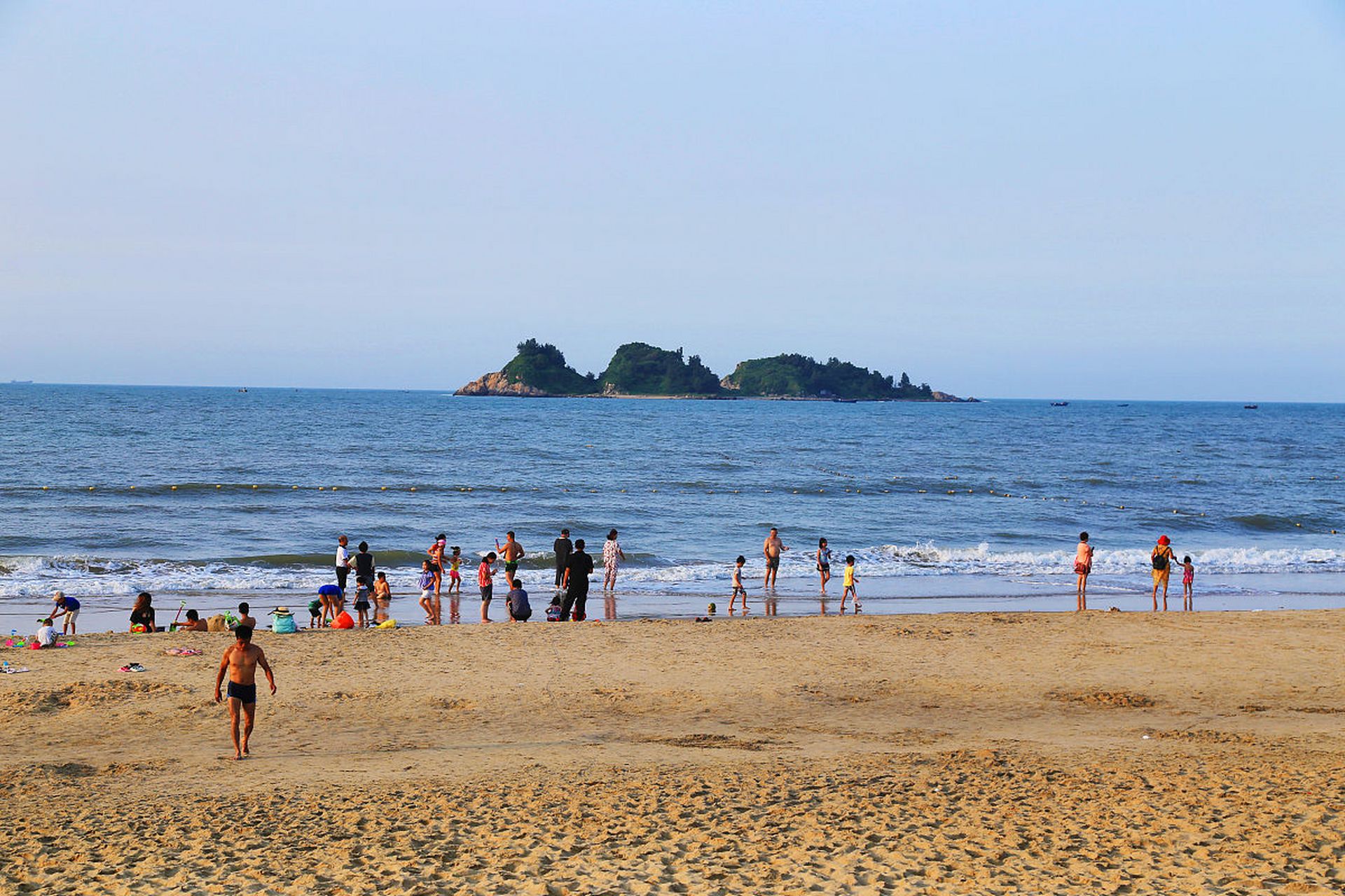 在阳光的照耀下,沙滩宛如一颗颗珍珠般闪耀着光芒,故而得名.