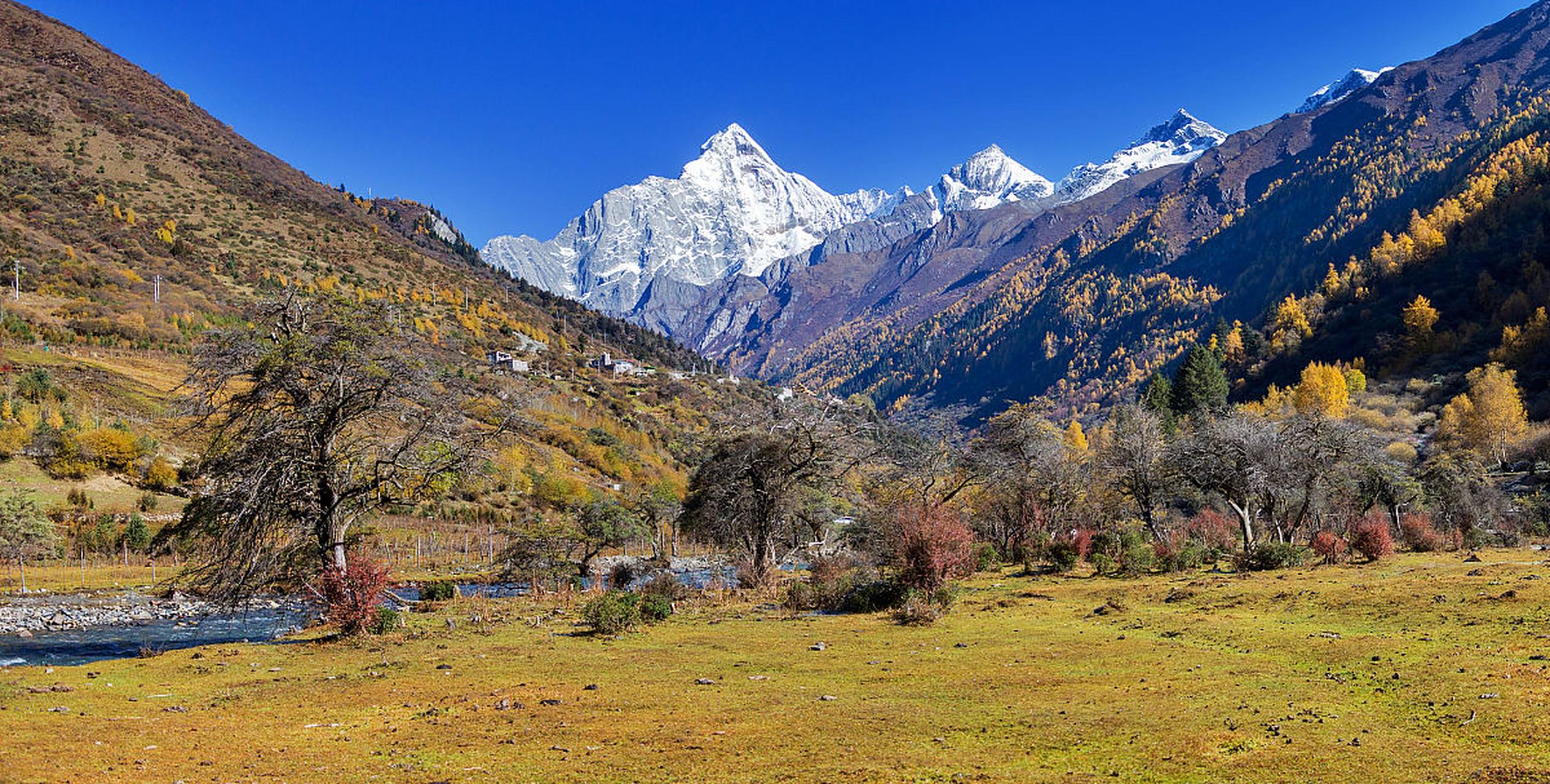 这座山位于四川,由仙乃日,央迈勇,夏诺多吉三座雪峰组成,形成了一个