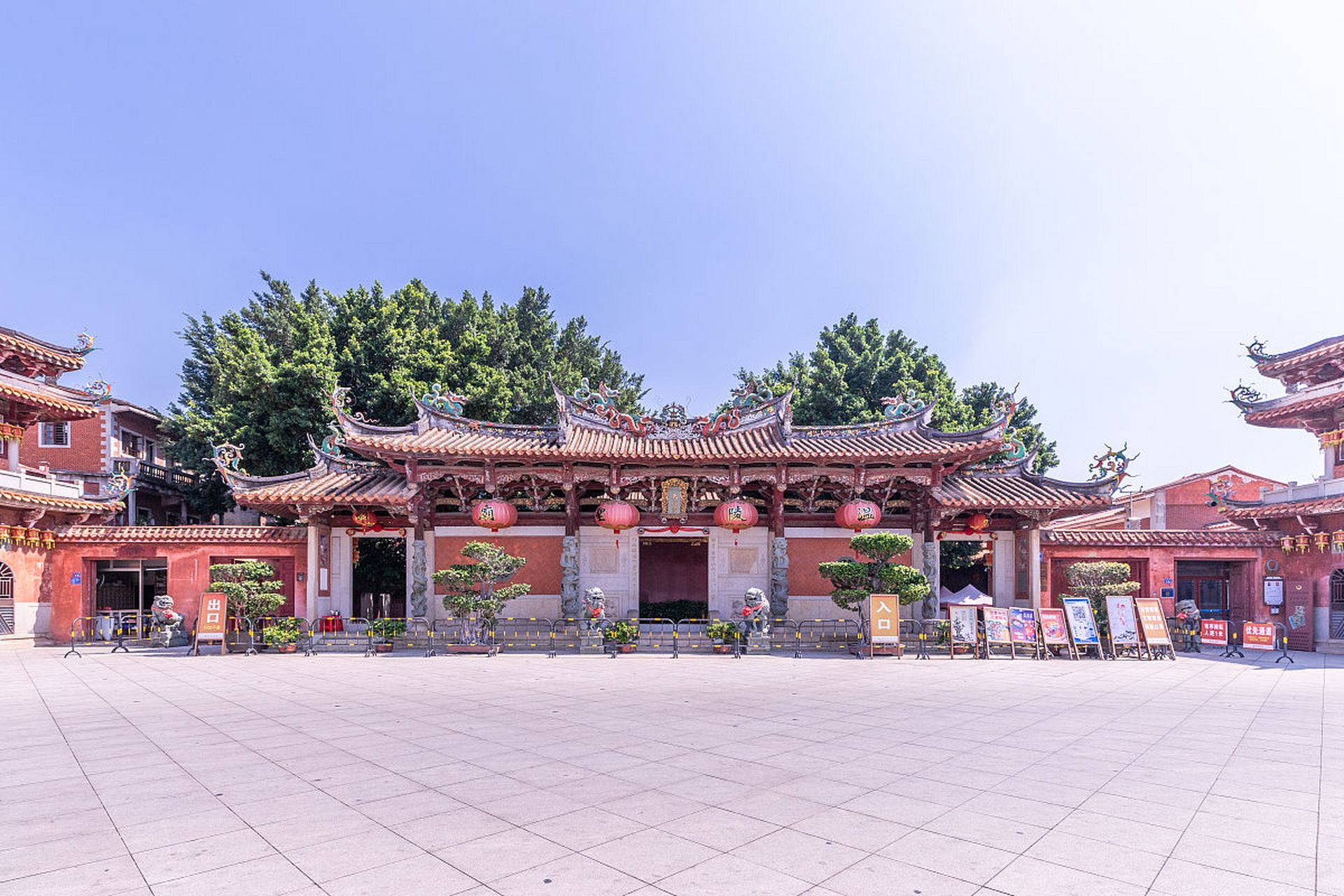 青礁慈济宫,又称慈济东宫,坐落于福建省厦门市海沧区青礁村崎山窒下